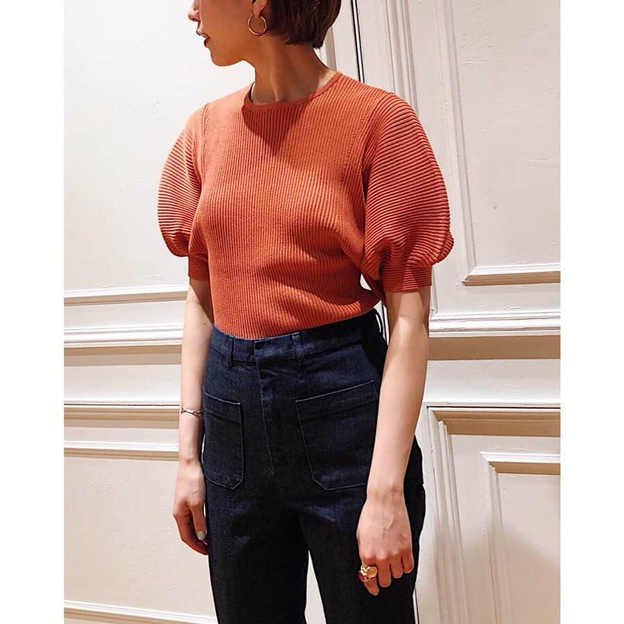 IÉNA LA BOUCLEさんのインスタグラム写真 - (IÉNA LA BOUCLEInstagram)「\new arrival/﻿ --------------------------------﻿ ﻿ 前回ご好評頂きました、﻿ バルーンスリーブプルオーバーの﻿ 新色が入荷しました!♥﻿ ﻿ 袖のボリューム感が﻿ かわいいトップス。﻿ 細めのリブは程よく﻿ フィットしてきれいに魅せてくれます。﻿ ﻿ -------------------------------- ﻿ tops【IENA LA BOUCLE】﻿ ¥16,500+ tax﻿ col:オレンジ.ネイビーブラウン﻿ no.19080914702030﻿ ﻿ pants【IENA LA BOUCLE】﻿ ¥21,000+ tax﻿ size:34.36.38.40﻿ no.19030914130030﻿ ﻿ --------------------------------﻿ ﻿ #iena_la_boucle﻿ #laboucle #iena﻿ #boucle_19aw」7月29日 21時31分 - iena.la.boucle.store