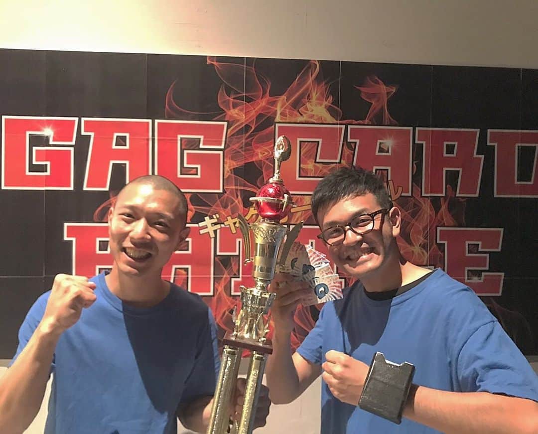 高見雄登のインスタグラム：「GAG CARD BATTLE初代チャンピオンいただきました！ #今井の底力 ぼくはただカード引くだけなのにめちゃくちゃ緊張しました。 主催のサンドロップさんありがとうございました！ そして、エンディングでエジソンの関谷が流した涙をぼくは一生忘れません。」