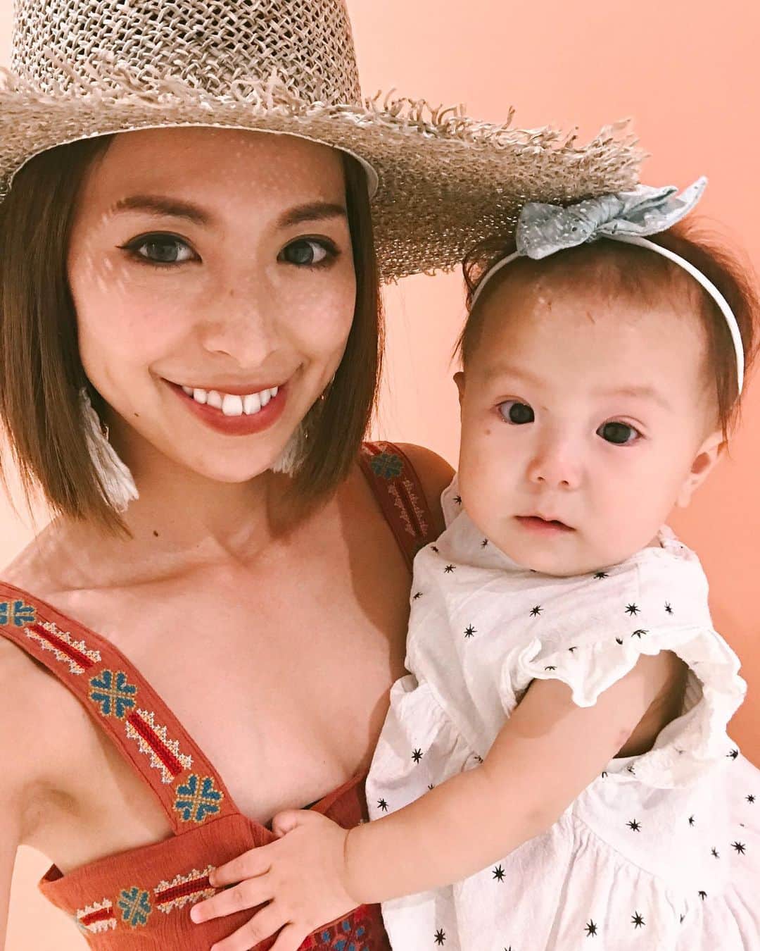 高橋菜摘のインスタグラム：「👶❣️ 泣き腫らしておめめとお鼻が 赤いのが可愛くてつい撮っちゃった🤳 最近また車がダメで泣くー😭 暑いしこの時期は毎日車移動だから わかる、わかってるよー泣かないでよ〜😂 なんてあかんぼに言っても無駄なんだけど… 運転してる時のギャン泣きは 慣れたようでいつまでも慣れないなぁ。」