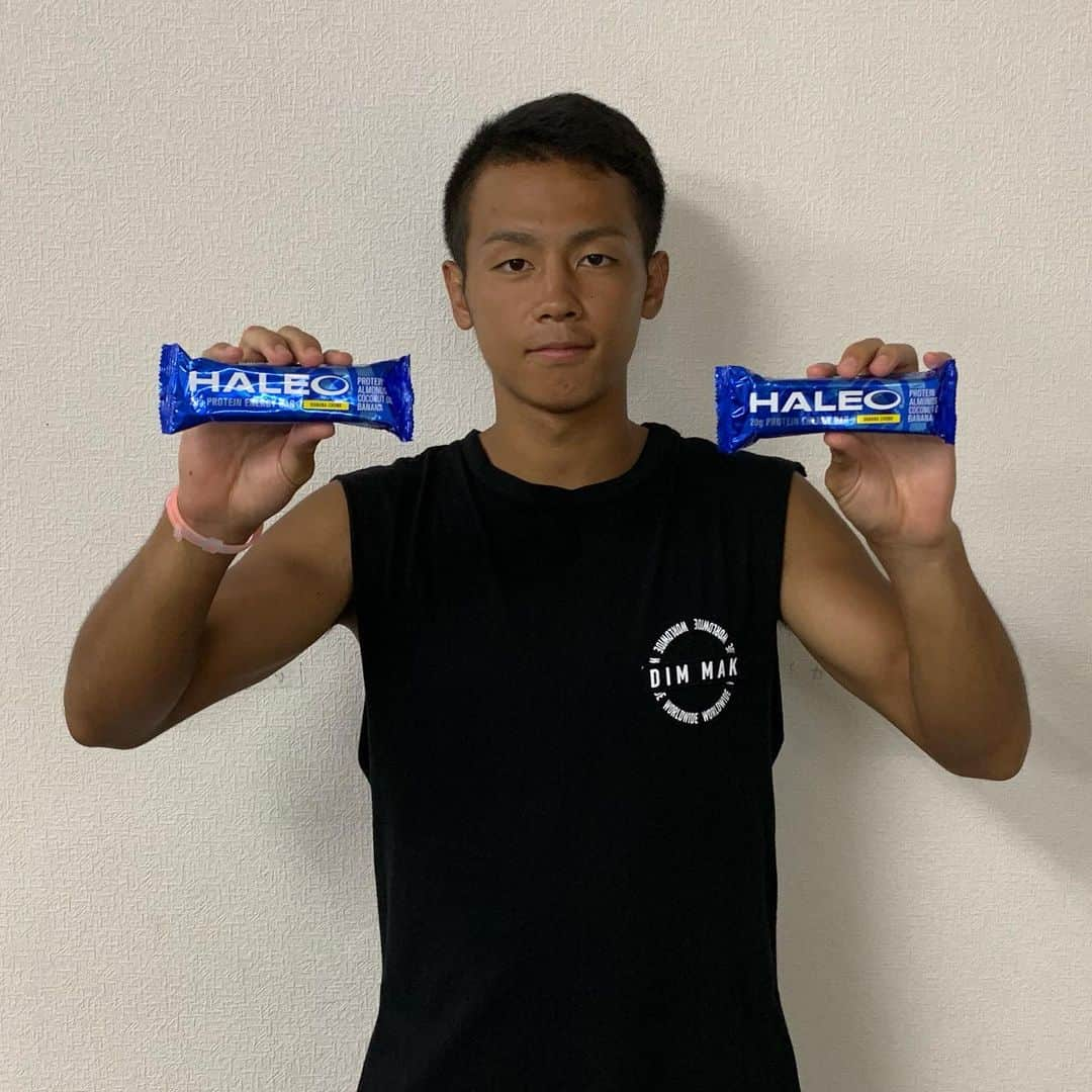 武居由樹さんのインスタグラム写真 - (武居由樹Instagram)「HALEOの新作プロテインバーのバナナチャンクをゲットしたので早速食べてみました！ しっかりバナナでおいしい！ 前から出てた宇治抹茶もココアアーモンドも、新作のバナナチャンクもどれも美味しくて食べやすいので気になる味を試してください！ タンパク質補給、おやつにもぜひ！ #haleo #haleobar #ハレオバー #バナナチャンク #バルクスポーツ #プロテインバー #プロテイン  #ダイエット #workout #筋トレ  #インスタ映え #dimmak #dimmakcollection  #steveaoki  #武居由樹」7月29日 21時46分 - yoshikitakei712