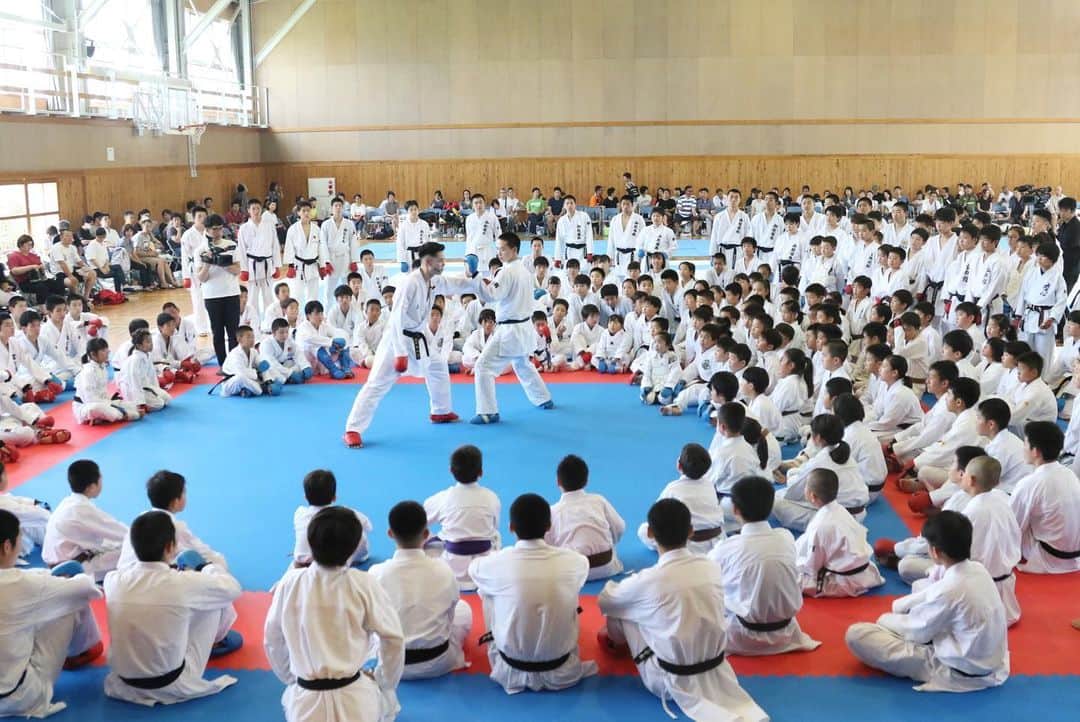 西村拳のインスタグラム：「. 御殿場西高校主催で静岡県でセミナーを開催させてもらいました！  全小、全中、インターハイ前の貴重な時間にお越しいただきありがとうございました。 少しでも皆さんの力になれれば嬉しいです。  指導のお手伝いをしてくれた御殿場西高校の皆さんありがとうございました！  #御殿場西高校 #静岡県 #空手界の熱い夏が始まります #seminar」