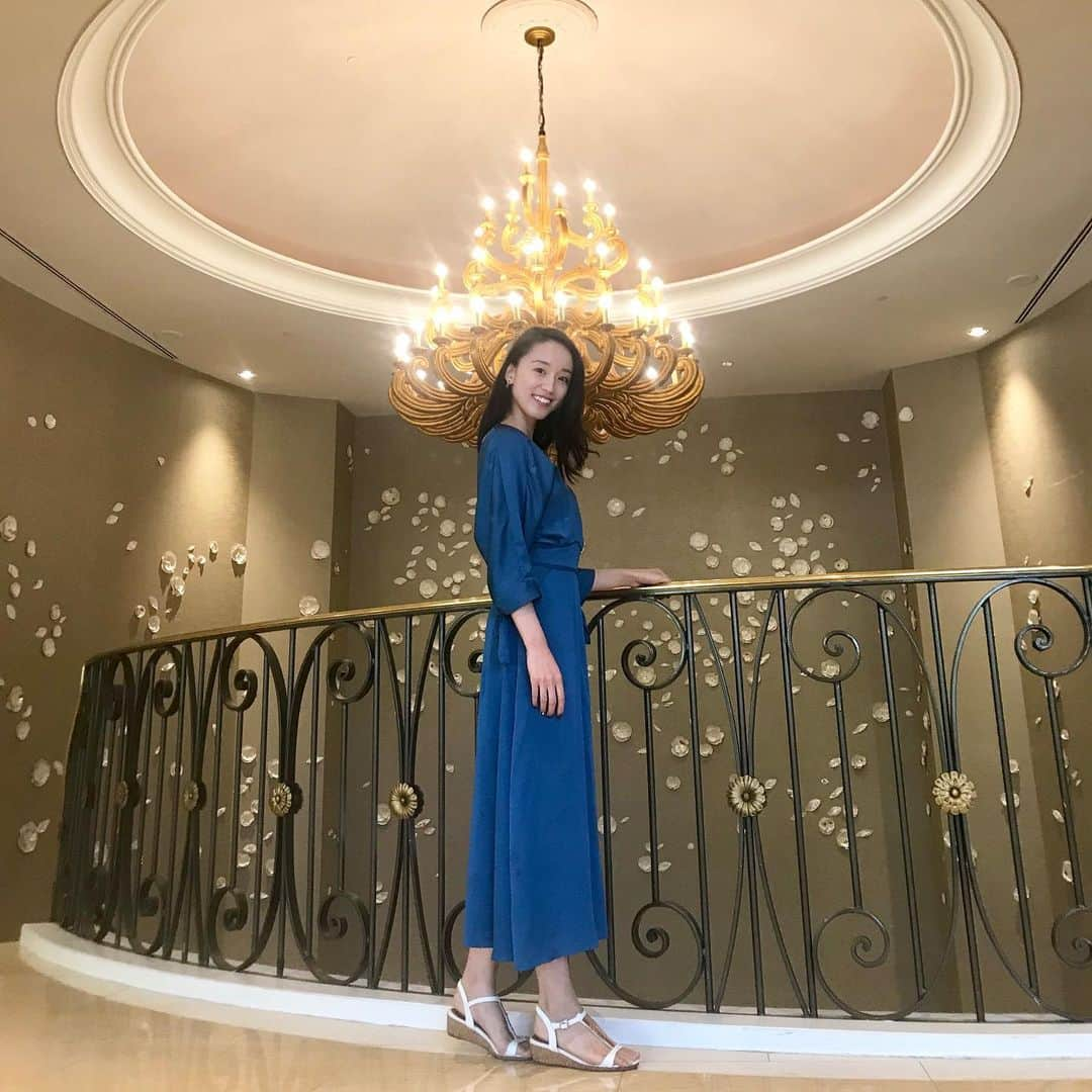 緑友利恵のインスタグラム：「#maje #paris #dress #blue #ootd #fashion #moda  #vestir #azul #유행 #드레스 #청색 #귀여운 #お洒落さんと繋がりたい  #ファッション好きな人と繋がりたい」