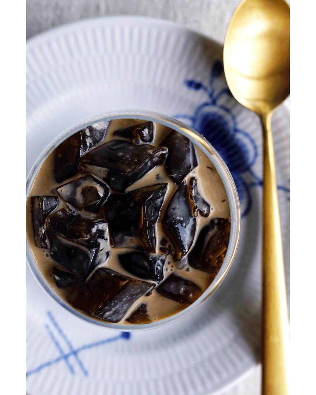 Ryoko Yunokiのインスタグラム：「+ + + A dessert for summer, coffee jelly with vanilla cream😋 + + + #coffeejelly #f52grams #royalcopenhagen #blueflutedmega」