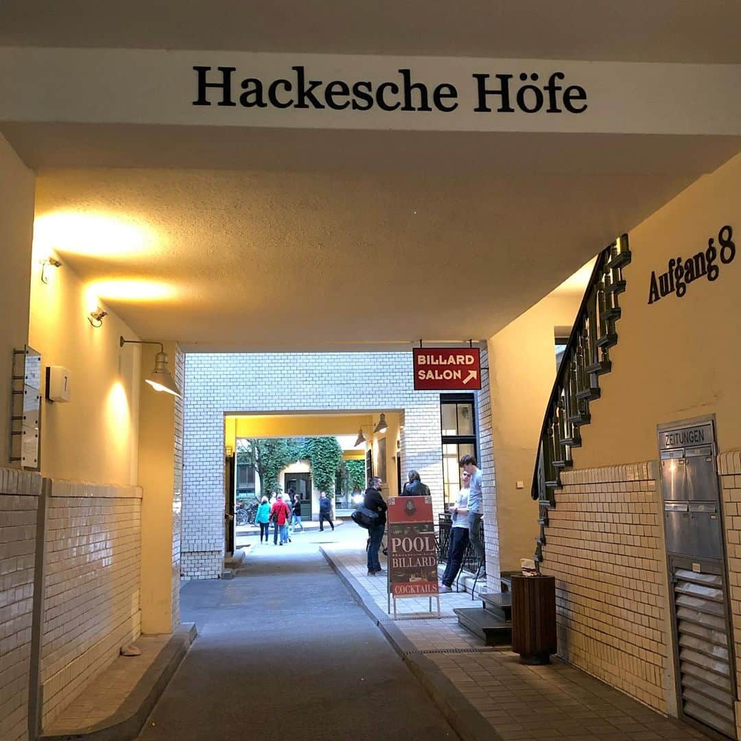 岡田育さんのインスタグラム写真 - (岡田育Instagram)「Hof, Hof, Höfe. Inside = Outside. . . #berlin #hackeschehöfe @barcomis_berlin #barcomisdeli #hof #höfe #ベルリン #中庭 #ハッケシェヘーフェ . . 狭苦しいNYに慣れた目に一番眩しかったのはベルリンの中庭文化。有名なハッケシェヘーフェはだいぶ商業化されてるけど（取り壊される直前の同潤会アパートみたい）、奥まったデリへ行くのに表通りから入るとふと静かになる感じとか。住人がオフィスの内も外も見られる前提で共有してる感じとか。羨ましいなー。」7月29日 21時56分 - okadaic