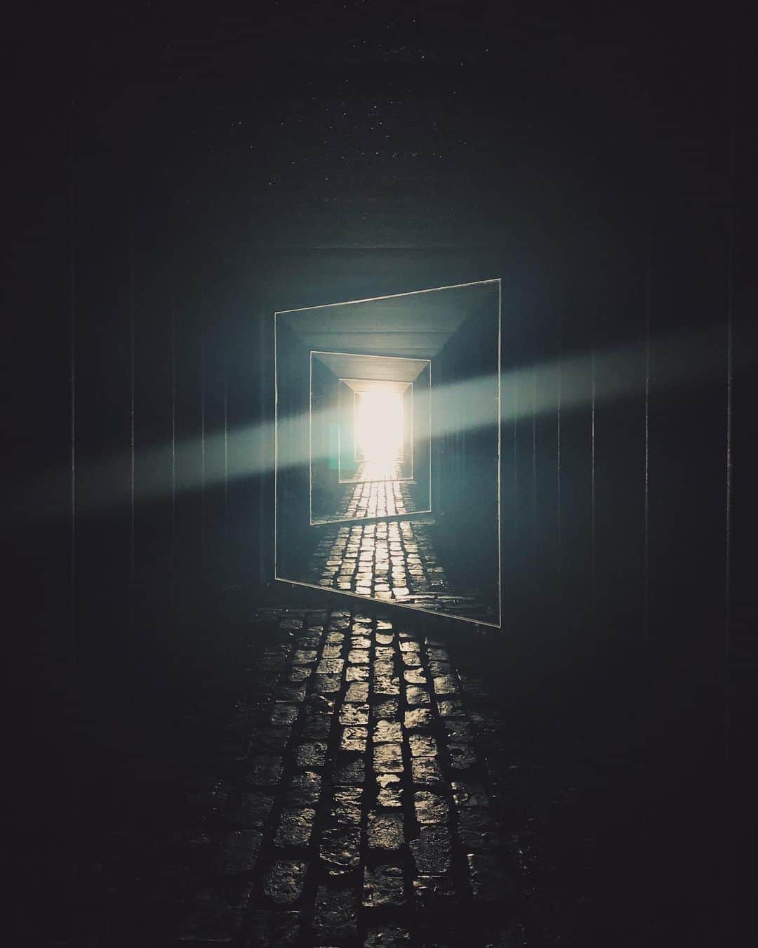 ima_ju / Jun Iのインスタグラム：「. . Corridor composed of mirrors and light . . #ShotoniPhone #TheEmptySeries . . wiz @tokyo_grapher #ShotOn_TG #SetouchiAround . Telephoto LENS 50mm　 #TG_TELE . . ::」