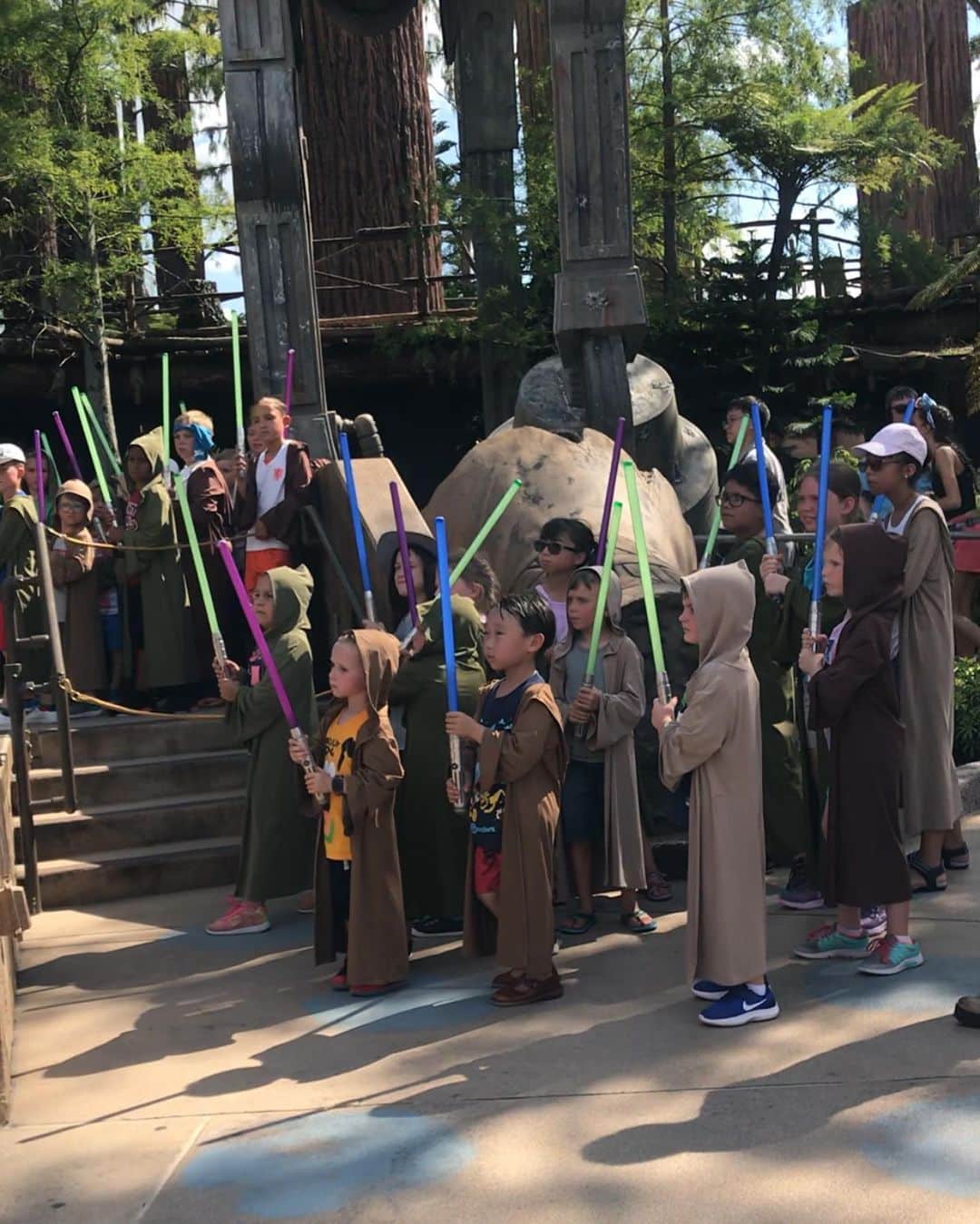 tiahy__のインスタグラム：「Jedi Training. . . It was the bravest thing I've ever seen. . . You are a good Jedi. . . . . ずっと行きたかった場所「Jedi Training」. . . 最初は不安そうな表情の息子は、 トレーニングが進むにつれて、 だんだんたくましい表情に変わっていき、 見事、カイロレンと戦うことができました. . . 1つ前にpostしたIGTVは9:25もありますが、Showに参加しているような感覚で、 とても楽しいMovieになっています. 特に、最後の見違える様に、変化したTaiaの姿は、なんだか感動してしまいました. . . もしお暇があったら見ていただけたら幸いです^ ^. . . 本当に参加してよかった！. . ご褒美に、ものすごくカッコイイ ライトセイバーをgetしたTaiちゃんでした. . . もうあなたは立派なジェダイよ. . #jeditraining#wdw#waltdisneyworld#disneykids#taiacostume#disney#disneyfamily#disneybaby#hollywoodstudios#starwars」