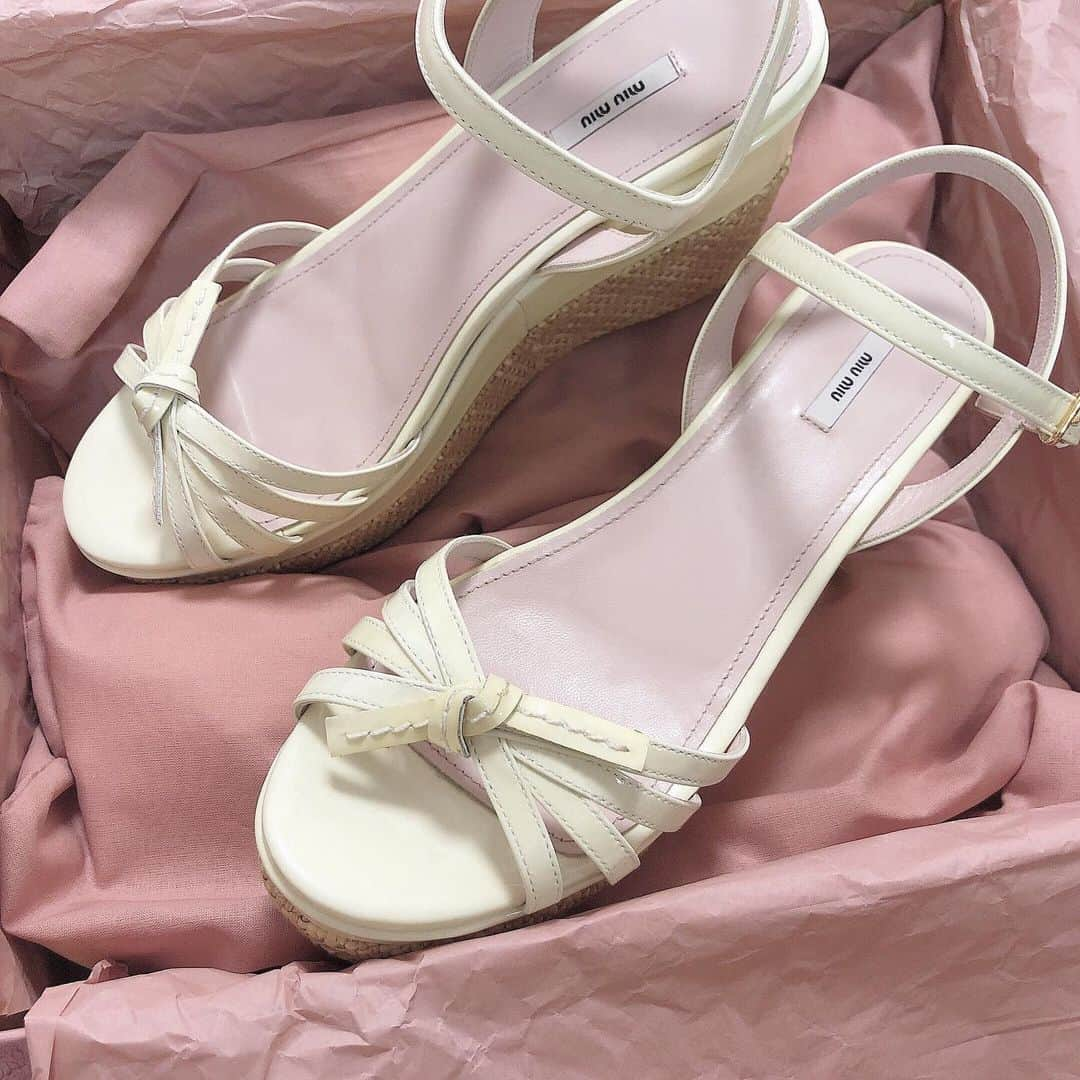 飯坂采子さんのインスタグラム写真 - (飯坂采子Instagram)「👡⠀ new shoes🧸♡ パステルピンク×パステルイエロー🍋miumiuらしい配色に一目惚れして買っちゃった🥺💕ヒールもしっかりあって身長盛れるのにウェッジソールで歩きやすさも抜群◎最近はvintage巡りがすきでよく行くんだけれど、サイズぴったりなものってなかなかないから見つけたときの嬉しさが幸せだ👒 #あや_くつ⠀ ⠀ さっき九州から無事に東京に帰ってきたよ✈️3日間あっというまだったけれど楽しかった🍊とにかく東京よりも蒸し暑くて、外を歩くとドライヤーの熱風をあびてるようでした😂東京も梅雨明けしたみたいだし暑さ対策はしっかりしなきゃ💭⠀ ⠀ #vinatge#miumiu#ヴィンテージ#ミュウミュウ#ミュウミュウサンダル」7月29日 21時48分 - ayamini316