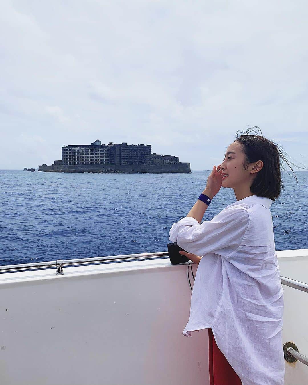 泉見祐希のインスタグラム：「. 初の軍艦島上陸！🏰炭鉱の歴史にしては明るい記憶がたくさん残っていて、だからこそ余計にこのボロボロの廃墟に5000人の人たちが本当に住んでたの？って時間の流れに不思議な気持ち🥀 船で貰った酔い止めバンドをしっかり腕につけて挑んだよ👐🏻笑 暑くて暑くて滝汗だったけど行ってよかった〜！でも涼しい時に行くことをオススメするよ✌︎ #軍艦島 #端島」