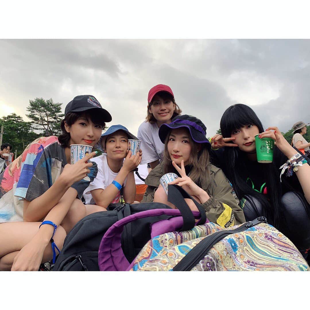 中嶋イッキュウのインスタグラム：「フヂロック楽しかったの巻 #fujirock2019  #フェス服について聞かれたので最後にアホヅラファッションチェックタグ付けしておきます #えんなちゃん必至に足長く見えるように撮ってくれてありがとう #それでもまだ顔がでかいよ #写り込んだ人たちはこの手で消しました #リアルが充実してそうに見えて嬉しい #今日からがリアル #現実  Hat / Shoes @columbia_jp  Outer @kanizsatokyo  Tops @zara  Pants @reebokclassicjp  Bag(Body bag,Back pack,Pass case) / Socks @susubyikkyunakajima」