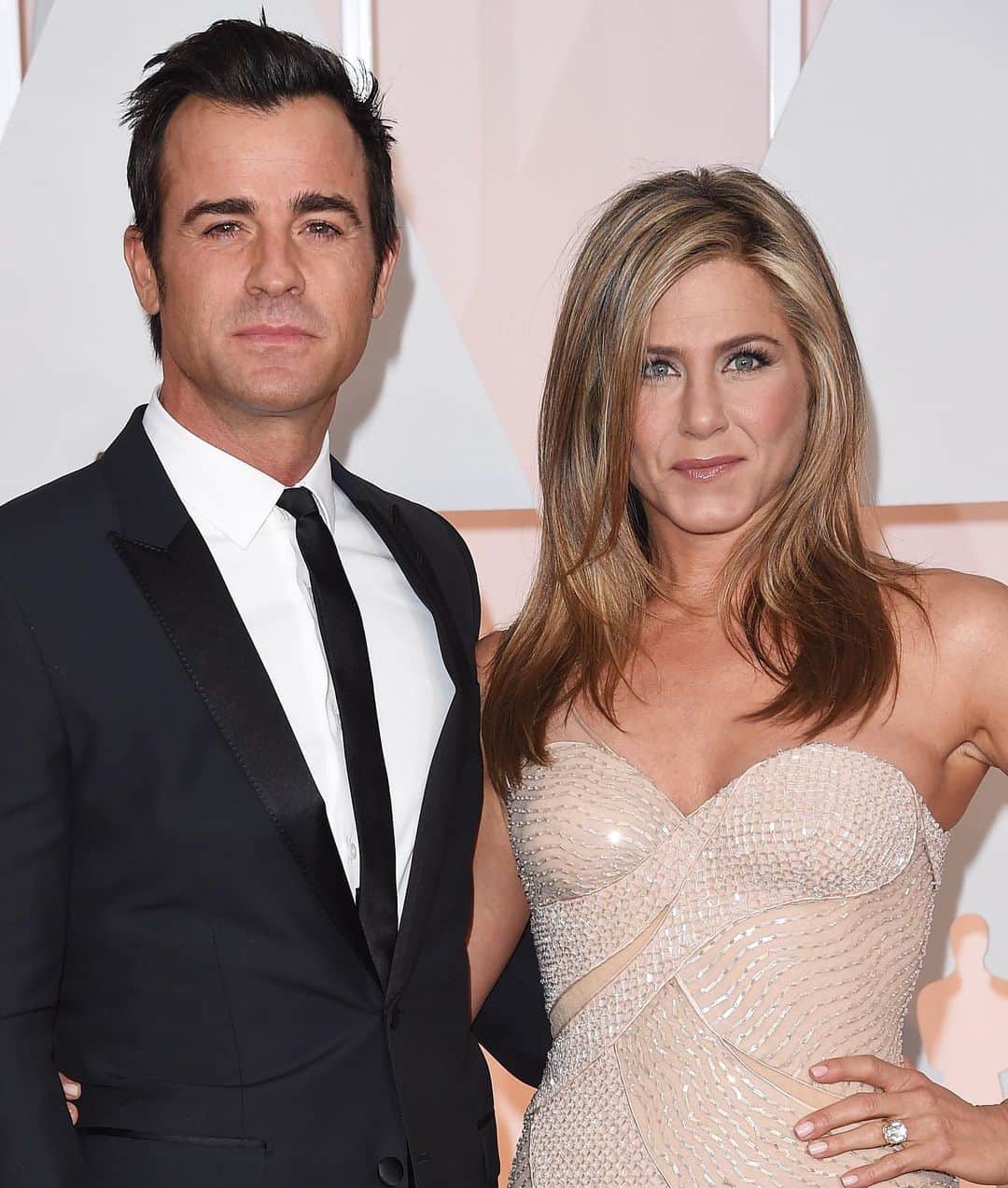 Just Jaredさんのインスタグラム写真 - (Just JaredInstagram)「Jennifer Aniston and Justin Theroux seemingly reunited for a very sad reason - their dog Dolly passed away. Tap this pic in the LINK IN BIO to see the photo of Jennifer and Justin seemingly back together to mourn their dog. RIP Dolly.  #JenniferAniston #JustinTheroux Photo: Getty」7月29日 21時50分 - justjared