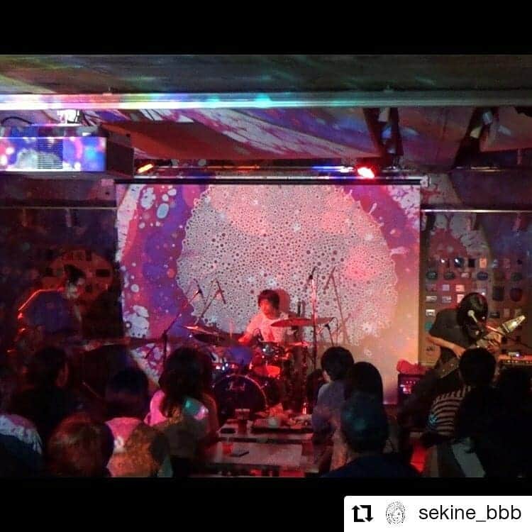 のインスタグラム：「#Repost @sekine_bbb • • • 先日の銀座ソニーパークでのライブ  リキッドライティングでハラタアツシさんをお迎えして 好き放題演奏してきました  ソニーパークには初めて行ったんですが銀座駅から直通で色々と見応えもありオシャレ  この日は入り口から公園内のありとあらゆるところにsticoのチラシが貼ってあって嬉しかったです  自分の予想よりもたくさんの人が来てくれて お酒を飲んだり食べ物を食べながら見てくれて その状況になんだか妙に興奮しました  すぐ傍にある売店のビールは種類豊富でどれも美味  美味しいビール一杯頼めば生演奏聴けるんだからわたしも客としてふらりと通っちゃうかもー  #stico #ginzasonypark #ハラタアツシ ・・・ #parklive」