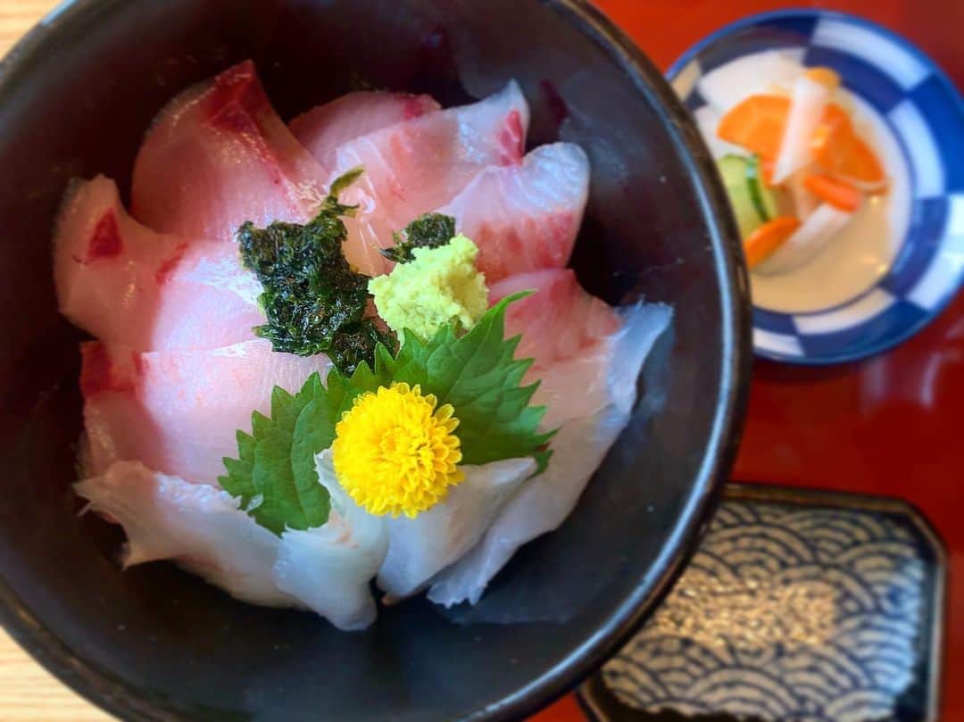 池内万作さんのインスタグラム写真 - (池内万作Instagram)「今日は福寿司で海鮮丼ランチ。 二時ちょい前に行ったんだけど満員の大盛況！ 美味しいもんなぁ〜。 そうなりますわな〜♪ ご馳走さまでした！ また寄らせていただきます(｀_´)ゞ #イケウチ家のグルメ旅」7月29日 21時53分 - mandeshita