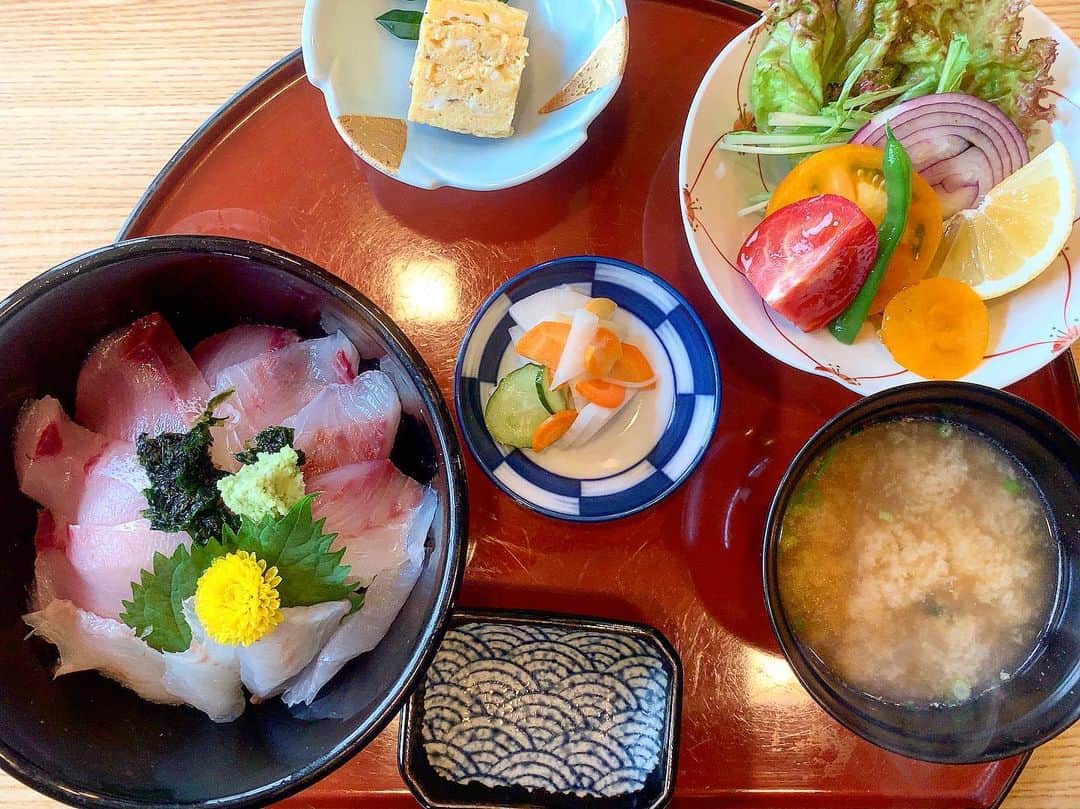 池内万作さんのインスタグラム写真 - (池内万作Instagram)「今日は福寿司で海鮮丼ランチ。 二時ちょい前に行ったんだけど満員の大盛況！ 美味しいもんなぁ〜。 そうなりますわな〜♪ ご馳走さまでした！ また寄らせていただきます(｀_´)ゞ #イケウチ家のグルメ旅」7月29日 21時53分 - mandeshita