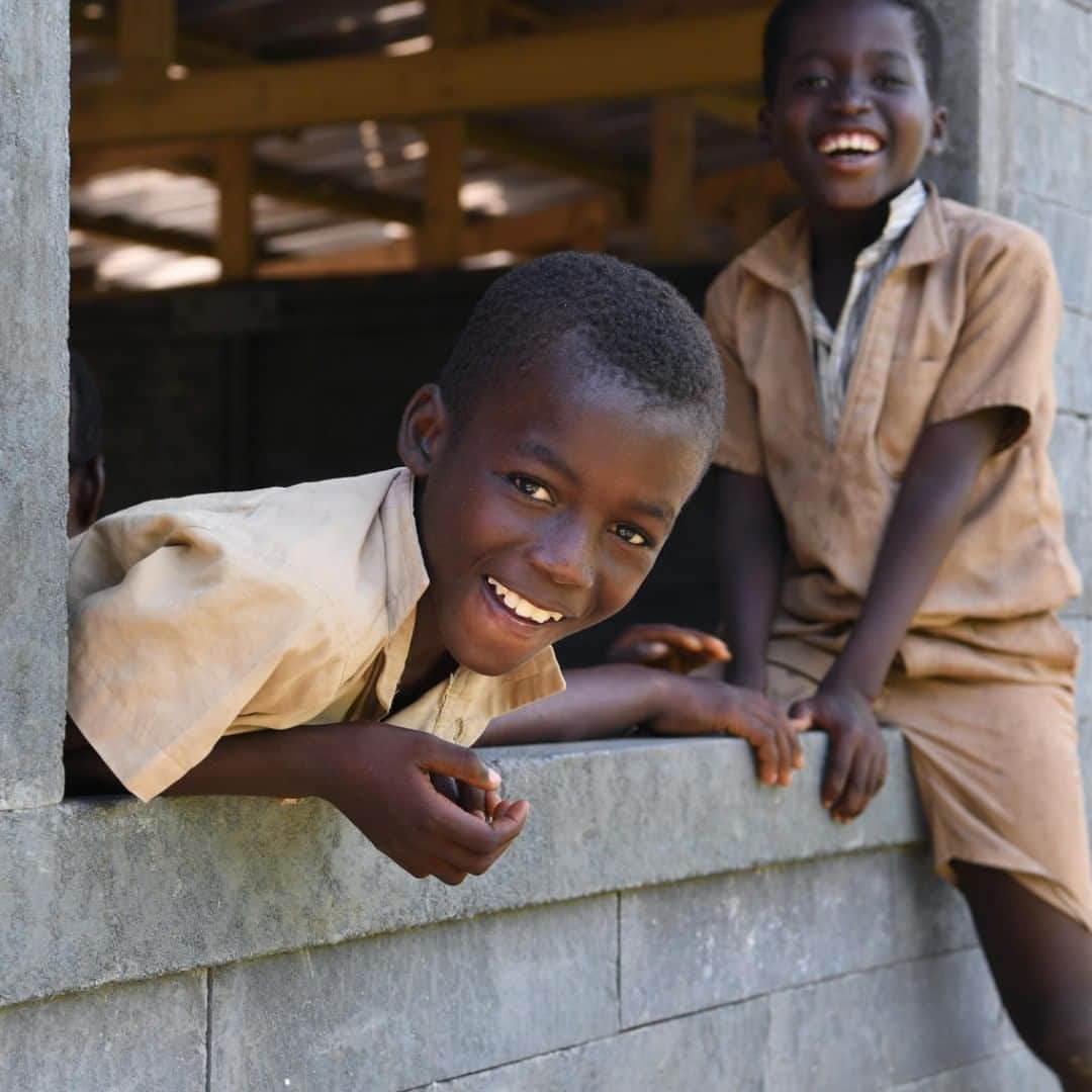 unicefさんのインスタグラム写真 - (unicefInstagram)「These students are excited to learn in their new classroom - made out of recycled plastic in Côte d'Ivoire. The bricks, produced in a UNICEF-supported factory will help build over 500 classrooms for 25,000 children over the next two years. @unicefinnovate @unicefcotedivoire © UNICEF/UN0315294/Dejongh」7月29日 21時55分 - unicef