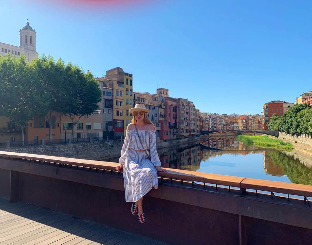 ヴラダ・ロスリャコヴァのインスタグラム：「Mother decided this picture would be better with her finger in the lens. 🤷‍♀️」