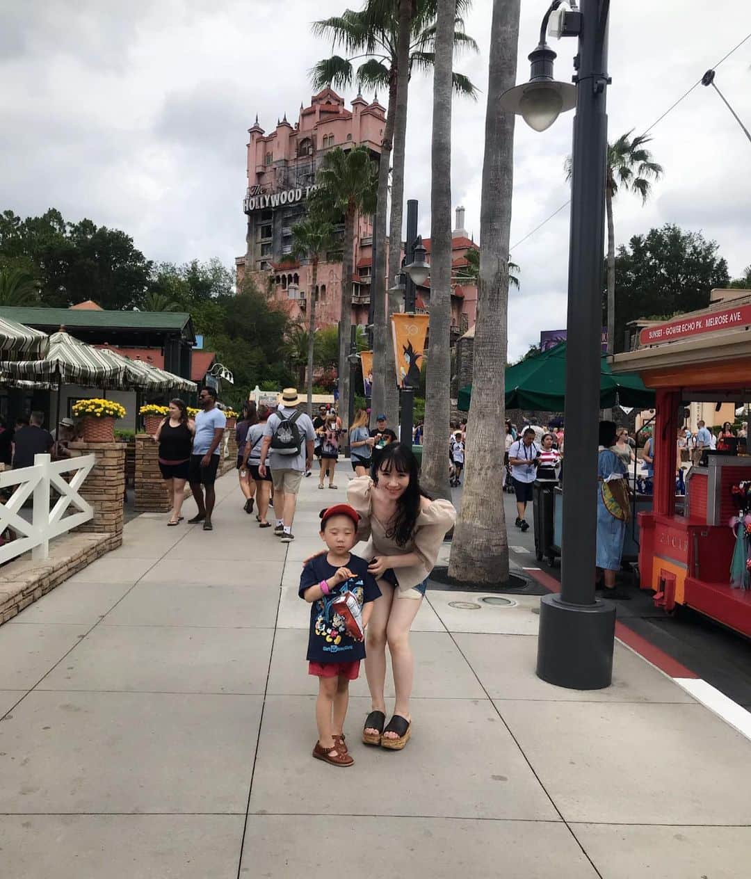 tiahy__のインスタグラム：「Hollywood Studious. . . . .  What a wonderful place it is here. . . . Taiちゃん このポテトチップスお気に入り🥔. #hollywoodstudios#disneyshollywoodstudios#wdw」