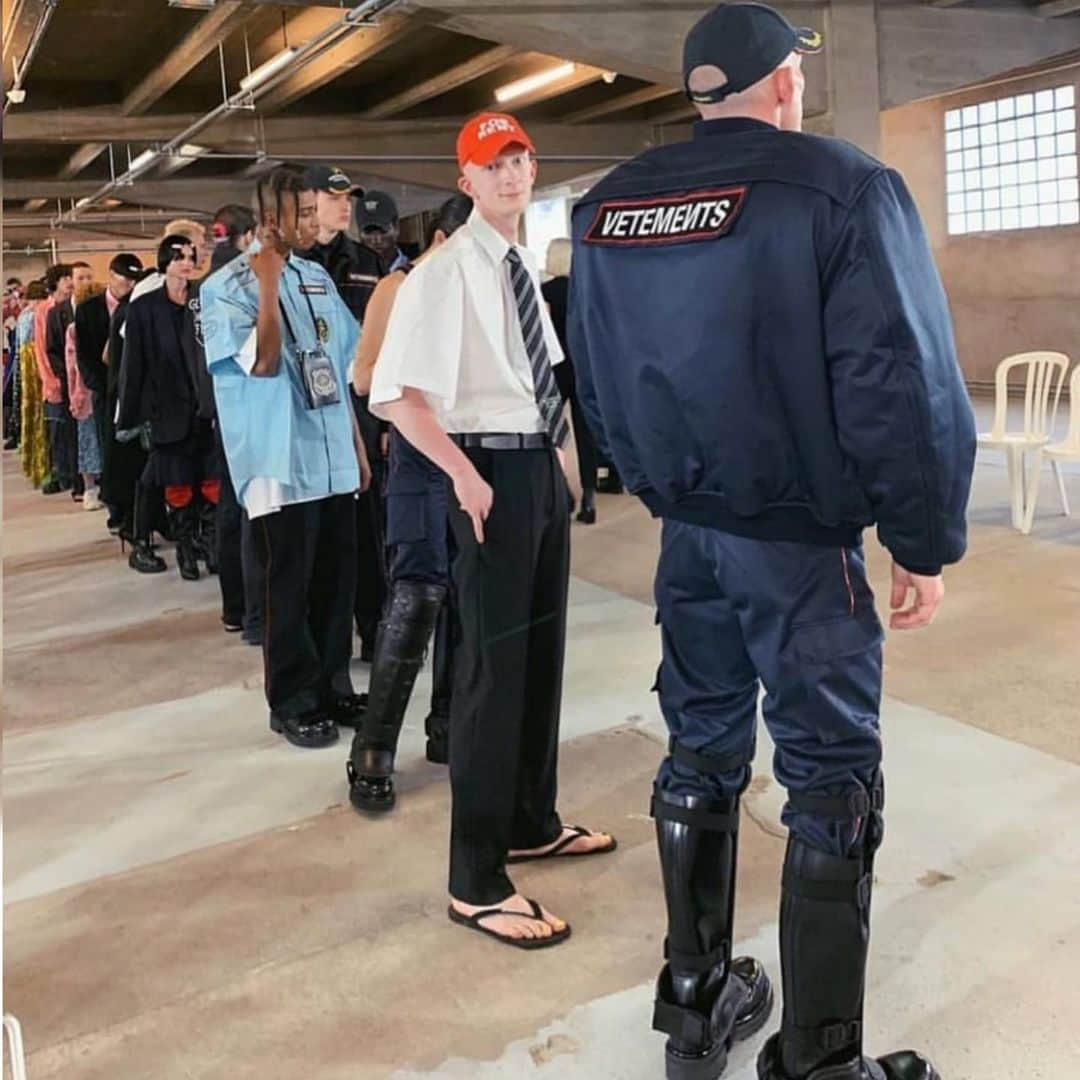 ヴェトモンさんのインスタグラム写真 - (ヴェトモンInstagram)「SPRING SUMMER 2020 SHOW NOW LIVE ON YOUTUBE - LINK IN BIO」7月29日 22時04分 - vetements_official