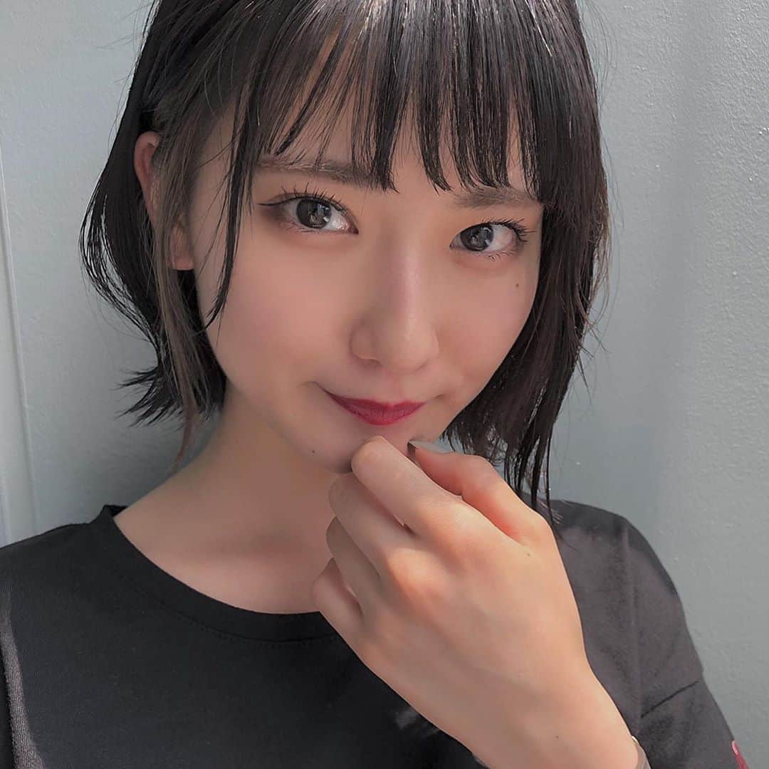 黒津南帆のインスタグラム：「. 今週も1週間楽しみましょう、アゲ✌︎ . . #撮影 #撮影データ #サロンモデル #サロモ #ショート #ショートヘア #ショートヘアカタログ #黒髪ショート #ショートヘアアレンジ  #ショートボブ #ボブ #ボブヘアアレンジ #ウェーブヘア #外はねショート #夏 #夏ヘア #夏ヘアアレンジ  #夏ヘアスタイル #梅雨 #シースルーバング #シースルー前髪 #インナーカラー #ブリーチ #オン眉 #外はね #切りっぱなしボブ #切りっぱなしボブ外ハネ」
