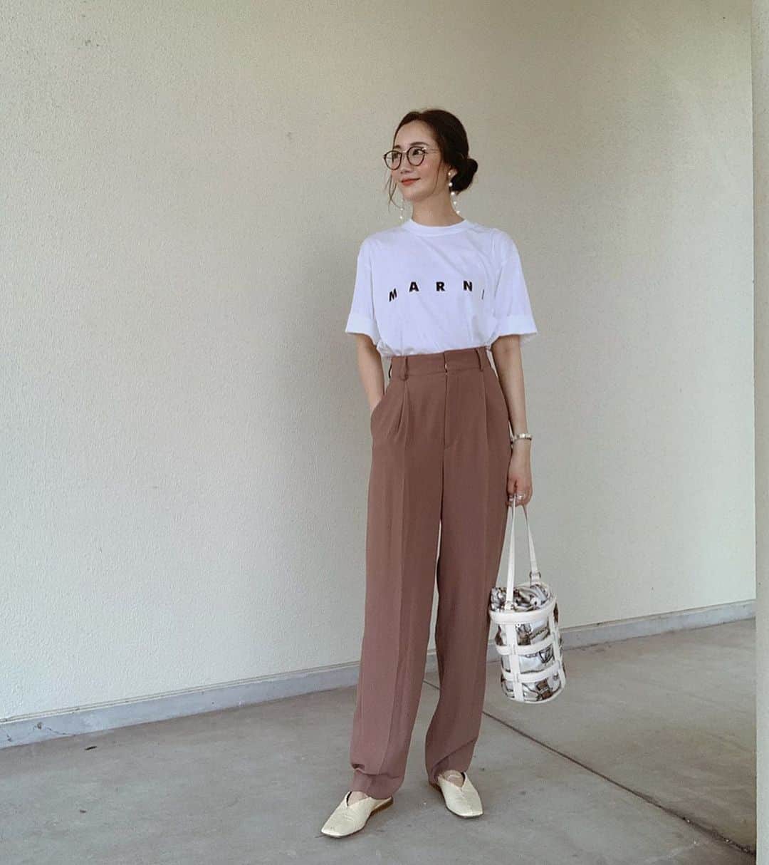 のインスタグラム：「しふく ⠀ rokuのパンツはシルエットが綺麗ですき👖今年2本目。 marni Tはロゴが低めなのがまた可愛いね ☺︎ ⠀ ⠀ 誰か汗をかかない方法知りませんか😠 ほんとに誰よりも汗をかいてるのが分かるくらい滝⛲️🌊 ⠀ ⠀ tops…#marni  pants…#roku shoes…#jilsander  bag…#hyeon glasses…#eyevan」