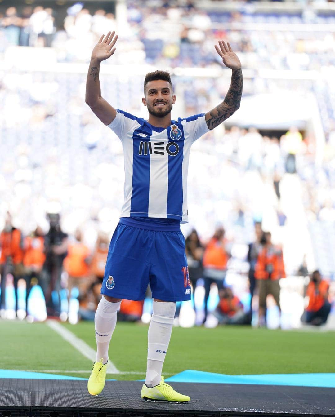 アレックス・ニコラオ・テレスさんのインスタグラム写真 - (アレックス・ニコラオ・テレスInstagram)「Apresentação 19/20 💙⚽️🙏🏽 @fcporto」7月29日 22時07分 - alextelles13