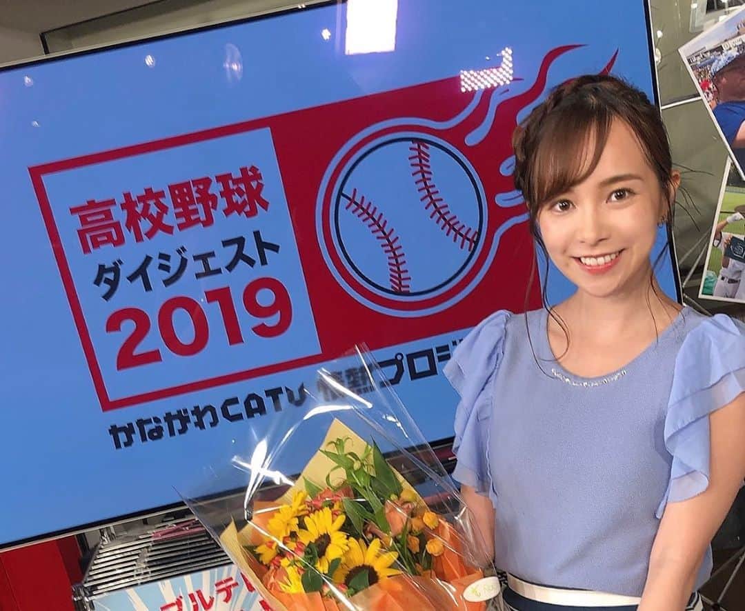 黒澤詩音さんのインスタグラム写真 - (黒澤詩音Instagram)「*﻿ ﻿ 今夏の高校野球ダイジェスト⚾️終了しました！﻿ 最終日は木本芳雄さんとお届け😊﻿ ﻿ この夏もご視聴頂いた皆様、球場で声をかけてくださった皆様、本当にありがとうございました！﻿ ﻿ 本当に神奈川の高校野球が大好きな人々が集まって作っている素晴らしい番組だと自負しています。﻿ ３年目の今年も担当させていただけて幸せでした。﻿ ﻿ ﻿ やはり高校野球は素晴らしい！﻿ 東海大相模おめでとう！﻿ ﻿ そして、﻿ 今年も一番好きなお花🌻を頂きました😢💓﻿ ゴッホの絵のよう☺️﻿ ﻿ ﻿ #高校野球ダイジェスト #高校野球﻿ #神奈川大会 #全国高等学校野球選手権大会 #野球 #神奈川」7月29日 22時07分 - shionkurosawa_official