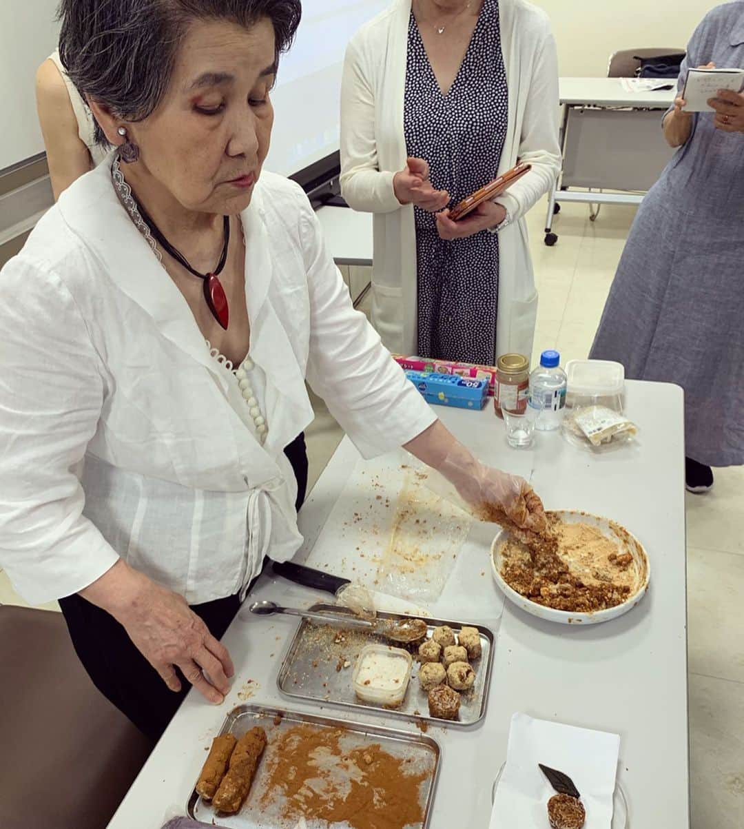 砂賀美希さんのインスタグラム写真 - (砂賀美希Instagram)「#やまと薬膳 の #オオニシ恭子 先生の講座に参加。ドキドキ。  今の私の体質は中庸に近い陰性体質。 とはいえやっぱりエアコンは苦手。#産後 手足がまた冷えるように。 「自分の身体に合っていて、美味しい、と感じられるものは身体が欲しがっているサイン。 自分の身体に何が欲しいか聞いてみる。」 そうだ。私たちの身体は本来はとても繊細で敏感で、自分の身体に必要なものがわかるはずだったんだ、と理解。 「食で身体は必ず変わります。」 力強くおっしゃっていたことが印象に残りました。 貴重な学び。 自分の感覚をもっと信じよう。  #薬膳 #マクロビ #中医学 #ビーガン #スイーツ #漢方 #youarewhatyoueat #食べたもので体は作られる #陰性 #体質改善 #健康第一  #女性ホルモン #あずき #きなこ #塩分 #何を食べるか」7月29日 22時08分 - kimiganasu