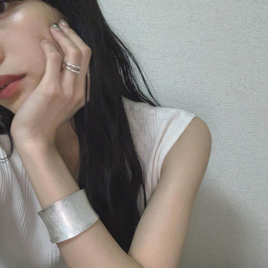 のインスタグラム：「_ 着々とsilver増えてきた✌︎ バングル大きいの多いけど、 @aletta_jewelry_official のはsilver925だからゆっくり動かして自分サイズに合わせれた💮 リングもサイズ豊富だから悩んでいる方ぜひ〜 #alettajewelry #silver925 #accessory」