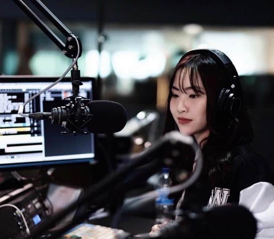 ソニアのインスタグラム：「I wanted to share something personal with you so here we go - My job requires me to work under pressure most of the time. At one point a few years ago - I took on too much (this is my fault really 🙊) , and found myself in a very bad place. It took a toll on my physical and mental health, and it was affecting my relationships and work. I had anxiety attacks before taking the stage and I’d just sit in my car, angry with myself. This had to stop. . I took an effort to see the right people to get back on track, learn how to manage anxiety, and how important it is to give yourself room to breathe (which was tough, being the workaholic that I am 🤣) . That’s just my experience with mental health. I’m lucky to have had solid family and friends who helped to pull me through this dark period. I got my spark back and felt better than ever. . Some sobering stats: 18% of youths in SG suffer from depression and 75% of mental illnesses happen before the age of 24. I hope that in the near future, mental issues will not be seen as a social taboo, and we as a society will show more love and empathy. . Leave a comment and tell me how you think we can be more inclusive and understanding ♥️ If you’d like to share your personal stories via DM, that’s fine too!  Let’s shape the future together at SparkTheNext.sg 🥰  #SparkTheNext #SGYouthActionPlan #sp」