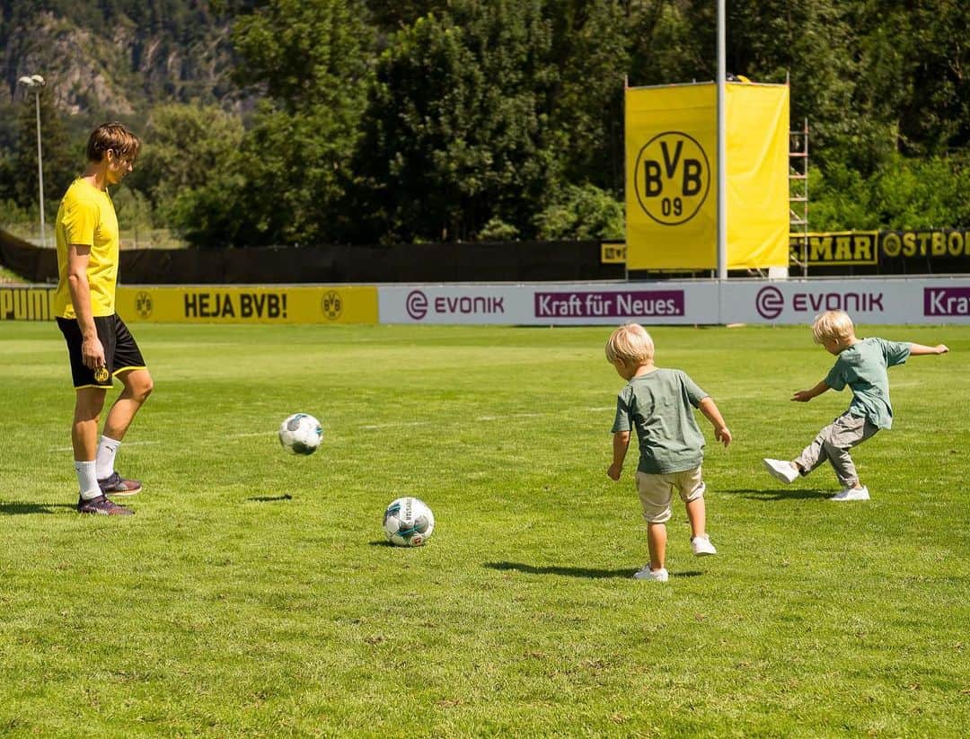マルヴィン・ヒッツのインスタグラム：「Family ⚽️👨‍👦‍👦😍 #echteliebe」