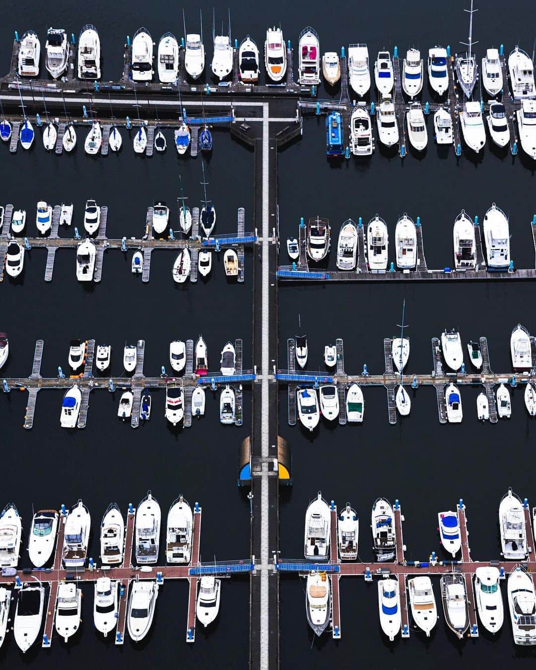 Kazukiのインスタグラム：「. 構図意識🛥⚓️. . . . . . #japaninside#japan_of_insta#jp_gallery#team_jp_#japan_visit#rox_captures#retrip_nippon#igersjp#tokyocameraclub#streetshootjapan#discovertokyo#explorejp#port」