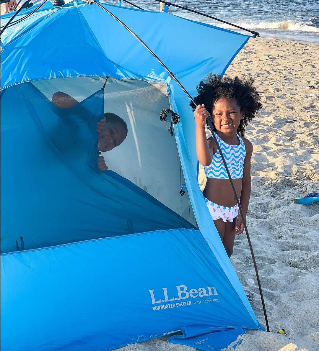 L.L.Beanさんのインスタグラム写真 - (L.L.BeanInstagram)「Our Sunbuster Shelter = longer days at the beach. Yes, please! ☀️#BeanOutsider #SmoreOutofSummer (📷: @taralindaaa) Get one for your family with the link in our bio.」7月29日 22時15分 - llbean