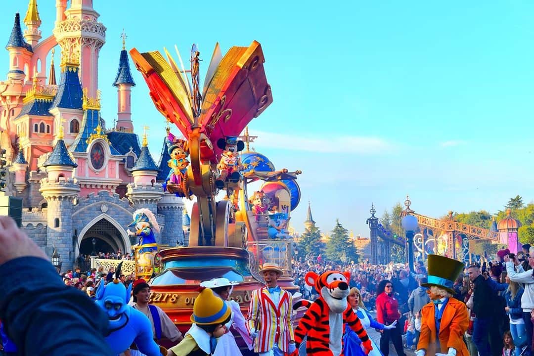mikanoguchiのインスタグラム：「10.2018 Disneyland Paris, France🇫🇷. Okay I'm not such a big fan of Disney but it was surely a dream world :) Let's not talk about the costs...🌟 .  2018.10  ディズニーランド・パリ🇫🇷 東京と比べてもお洒落度高め、さすがおパリのディズニーランドでございました。 .  #disneylandparis#disneyphotography#visitfrance#parisfrance#travelphotography#instatravel#traveleurope#nikond5500#nikonphotography#ディズニーランドパリ#フランス#たびノグ」