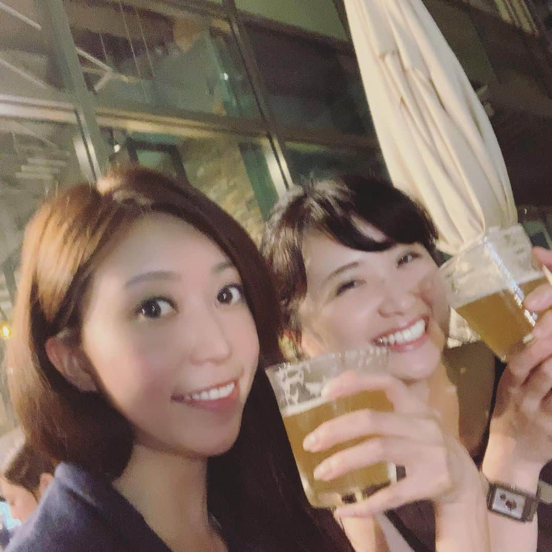 ERICAさんのインスタグラム写真 - (ERICAInstagram)「夏だ🌈ビールだっ🍻🍹ビアガーデンだっ(๑>◡<๑) ってなわけで、まいちゃんにビアガーデン🍻に付き合ってもらいました〜╰(*´︶`*)╯♡ お料理も美味しかった〜🍽🍖🥘🥗🍎 さて、また明日もがーんばろっと(*´꒳`*)👍 #happy #photooftheday #instalike #instadaily #smile #webstagram #美容 #regram #gingergolfteam #ゴルフ女子 #love #gingergolfteam1期生 #コスメコンシェルジュ #beer #friends #ご飯 #yummy #beergardens #クラフトビール #tokyomidtown #summer #cheers」7月29日 22時17分 - erica_lillian1983