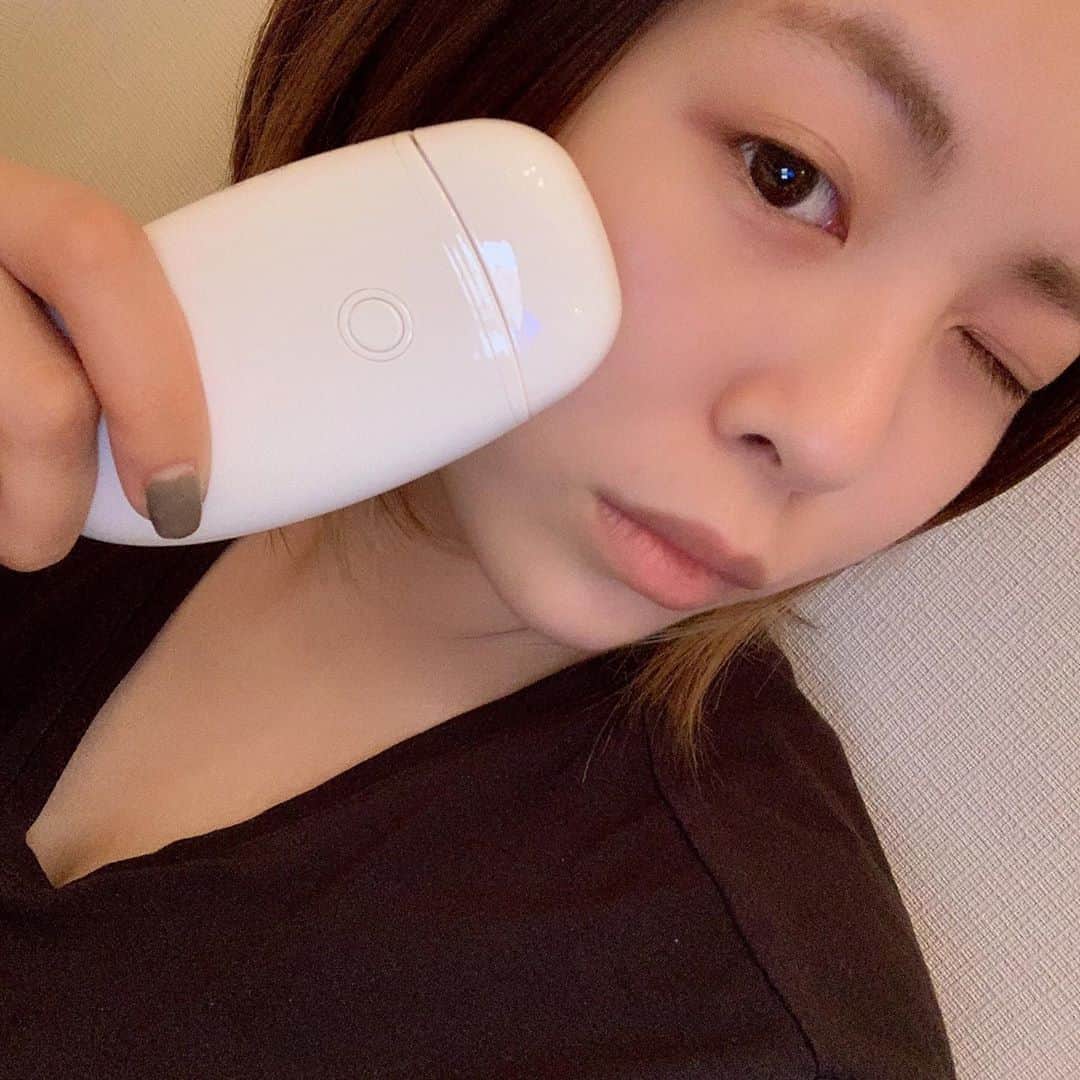 のインスタグラム：「@the_beautools さん紹介の #FacePump ❤️ 使い始めて1ヶ月とちょっと経ちました！！ まず、周りの人からすごく肌綺麗って言われた！😭❤️ 今まで見られるの嫌でファンデーションもしっかり派だったけど、今はかなり薄めでいけるようになりました！ あと、私 夏でも冬でも関係なく肌カッサカサで、 ほんと悲しかったけど、 それが改善されてかなり感激！！！ 使い方は前と変わらず簡単で、 普段使ってる美容液、化粧水をたっぷりつけて フェイスポンプで約3分間のマッサージ！ ほんとかなりオススメ！🧖🏻‍♀️ 前と変わらず使い方動画も載せときます❤️ #thebeautools #facepump #ハリ #つや #しわ #ほうれい線 #美肌#美顔器 #家庭用美顔器 #赤色LED #低周波 #敏感肌 #美容 #コラーゲン #リフトアップ #アンチエイジング #若返り #うるおい #乾燥 #純金 #スキンケア #リフティング #たるみ#モチモチ肌 #たるみ改善 #リフトアップ #美容 #美顔器」