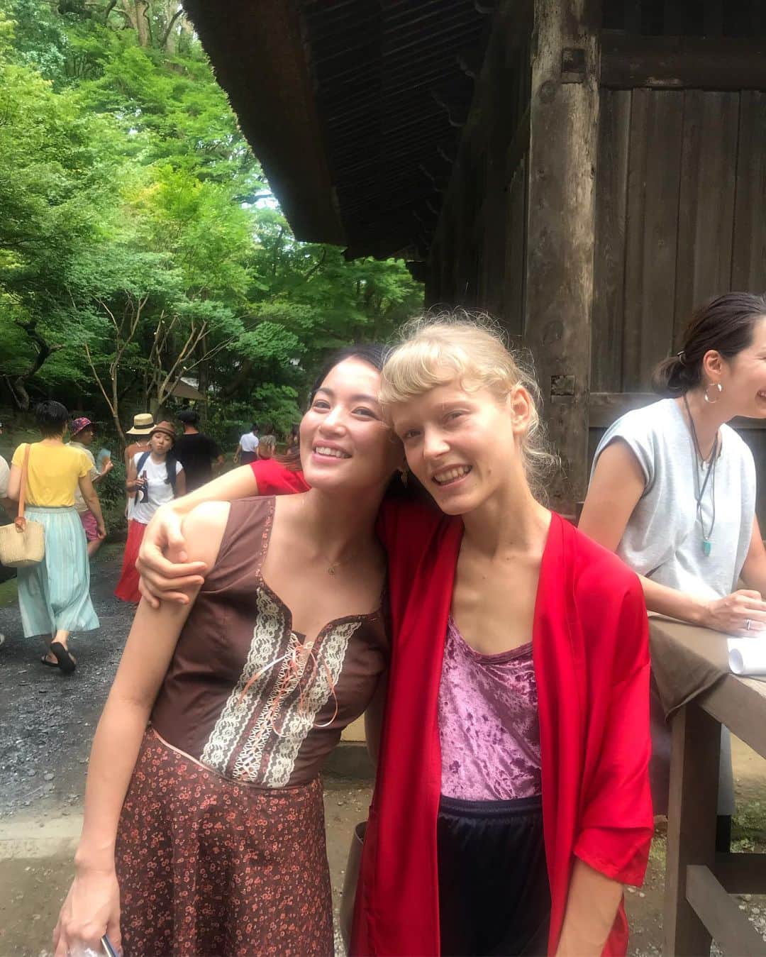 桃生亜希子さんのインスタグラム写真 - (桃生亜希子Instagram)「Alice Phoebe Lou @alicephoebelou のSpecialなライブが、鎌倉の特別なお寺「覚園寺」で行われると聞いて 行ってきたよ。 7.8年ぶりに訪れた覚園寺。  やっぱりただ者ではない佇まい。  まるで、あの世に来てしまったかのような美しさ。  妖精のようにかわいいAliceは、キャラクターも音楽も素晴らしく、  大好きになってしまった。  100人限定のスペシャルな空間、美味しいパンや @cultivaterz bioワインを楽しみながら、久しぶりに音に深く酔いしれた。  彼女の歌声とお寺の荘厳な雰囲気、鳥や虫、子ども達の声が共鳴して  まるで夢のようなひと時だったな。 🙏✨ #最初間違えて円覚寺に行ってしまった #円覚寺と覚園寺 #似てるけど全然違う」7月29日 22時19分 - pinokosugar