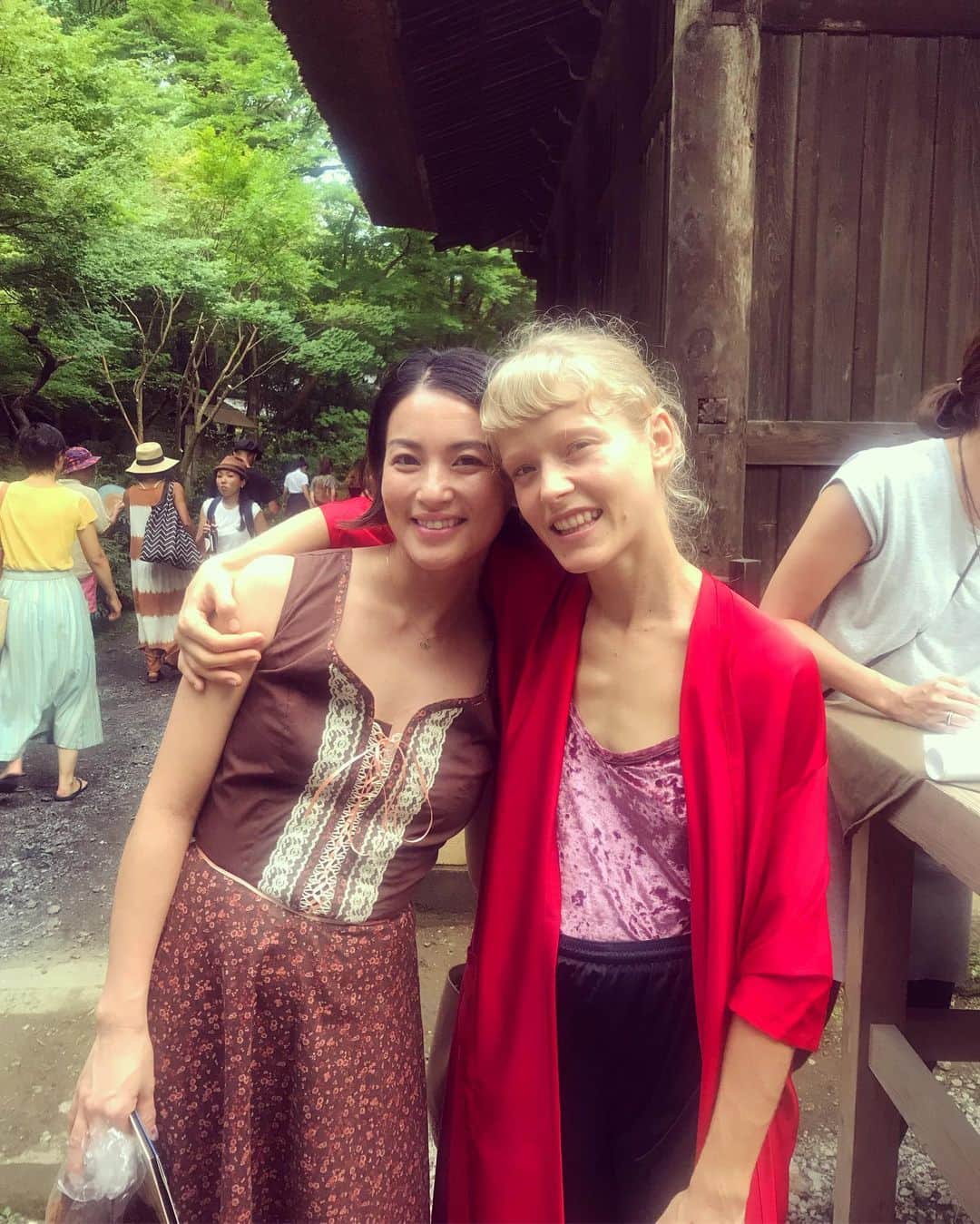 桃生亜希子のインスタグラム：「Alice Phoebe Lou @alicephoebelou のSpecialなライブが、鎌倉の特別なお寺「覚園寺」で行われると聞いて 行ってきたよ。 7.8年ぶりに訪れた覚園寺。  やっぱりただ者ではない佇まい。  まるで、あの世に来てしまったかのような美しさ。  妖精のようにかわいいAliceは、キャラクターも音楽も素晴らしく、  大好きになってしまった。  100人限定のスペシャルな空間、美味しいパンや @cultivaterz bioワインを楽しみながら、久しぶりに音に深く酔いしれた。  彼女の歌声とお寺の荘厳な雰囲気、鳥や虫、子ども達の声が共鳴して  まるで夢のようなひと時だったな。 🙏✨ #最初間違えて円覚寺に行ってしまった #円覚寺と覚園寺 #似てるけど全然違う」