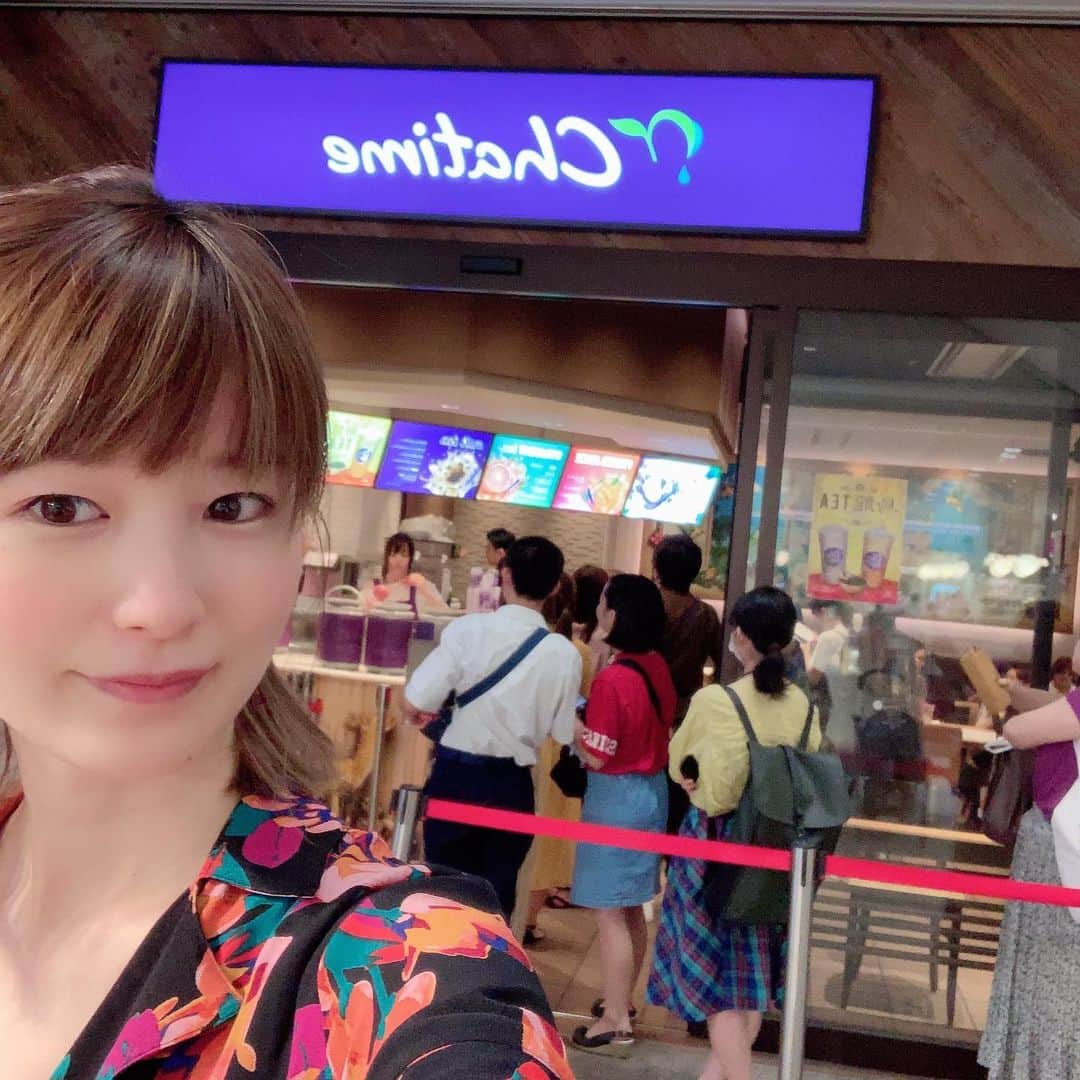 しほの涼のインスタグラム：「息抜きに #chatime 行ってきました🤗💕 久々の #タピ活 🥰✨ ママが育児を沢山手伝ってくれるので、 とっても助かってます。 慣れない育児、とても1人じゃ出来なかった😢😢本当に助かってます。 いつもありがとう😊ママ🙌🏻👩 #ママっ子 #ママっ子は相変わらず #母になったのに #タピオカ巡り #タピオカ中毒 #タピオカグラム #タピオカ愛 #タピオカミルクティー #母に感謝 #母は偉大」