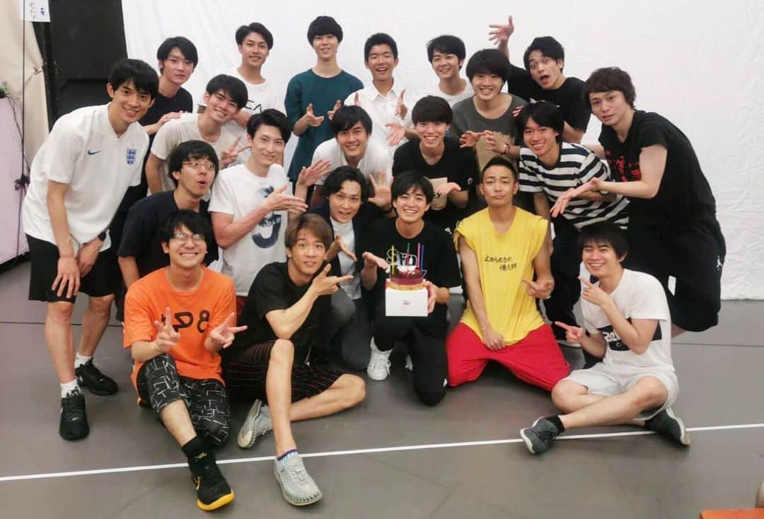 狩野健斗さんのインスタグラム写真 - (狩野健斗Instagram)「‪26歳になりました。‬ 時が経つのが早すぎてびっくりしています。 ‪  舞台「転校生」の稽古場でお祝いして頂きました！‬ ‪嬉しい！ありがとうございます！‬ ‪スタッフの皆様と最高の同級生のみんなとで良い作品にします。 ‬ ‪お祝いメッセージ下さった皆様本当にありがとうございます。‬ ‪26歳の狩野健斗もどうか宜しくお願い致します！ ‬ #転校生2019」7月29日 22時23分 - kento_kanou