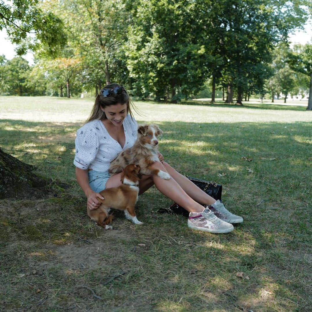 ベレン・モゾさんのインスタグラム写真 - (ベレン・モゾInstagram)「Went to see the Washington Monument, but decided to stay under a tree. 🥵🥵 Good call #tacothetoyaussie !」7月29日 22時24分 - belenmozo