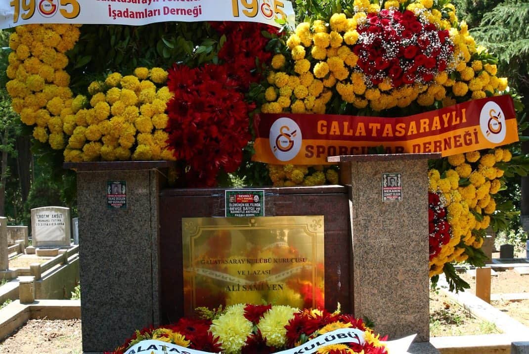 ガラタサライSKさんのインスタグラム写真 - (ガラタサライSKInstagram)「Kulübümüzün kurucusu Ali Sami Yen, ölümünün 68. yıl dönümünde Feriköy'deki mezarı başında anıldı. ⁣ ⁣ Anma törenine Başkanımız Mustafa Cengiz, Başkan Yardımcımız Kaan Kançal, Yönetim Kurulu Üyelerimiz Mahmut Recevik ve Dilek Kutlu'yla Galatasaray camiasının önemli isimleri katıldı.⁣ ⁣ Başkanımız Mustafa Cengiz, Başkan Yardımcımız Kaan Kançal ve Yönetim Kurulu Üyelerimiz Mahmut Recevik'le Dilek Kutlu, Beşiktaş’ın unutulmaz başkanı Süleyman Seba’yı da kabri başında andı.」7月29日 22時25分 - galatasaray