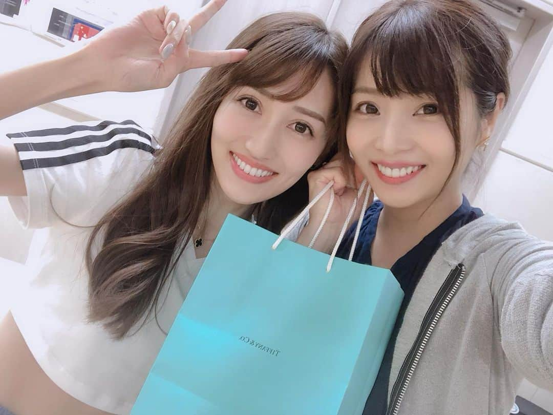 加藤雅美さんのインスタグラム写真 - (加藤雅美Instagram)「. 今日は8月1日のSDN48の10年記念公演の リハーサルをしてきました♥︎⍤⃝ メンバーやスタッフさん、 みんなに会えて嬉しかったです🥰 . 今日はなんと同期のかなにゃんと 後輩のお尻ちゃん(@saemi_shinahama )が 結婚祝いをくれました😢❤️ . かなにゃんからは お料理頑張ってるからって 素敵なお皿が⍤⃝💖 お尻ちゃんはご夫婦からで 去年の誕生日のお礼も兼ねて、 旦那さんと一緒に美味しいご飯を食べてね！って 選べるお食事のギフト券を いただきました🍴🙏💕 . 2人ともお気遣いを本当に ありがとうございました😊❣️ 嬉しすぎました💖✨✨✨ . 大好きなメンバーみんなと一緒に またあの思い出のステージに立てるのが 今から楽しみで楽しみで仕方ないです🥰 . . そして‼️残念ながら SDN48公演の抽選に外れてしまった 皆様、遠方にお住いの皆様に朗報です❣️✨ . 当日の公演の生配信が決定しましたー🙌❤️ . -------------- ■8月1日(木)18:30 SDN48結成10年記念 「誘惑のガーター」特別公演 ［DMM］ http://bit.ly/2Y6QodM . ［ニコニコ動画］ https://live.nicovideo.jp/gate/lv321144606 . ※公演本編の生配信は、 DMMとニコ生の両方で配信となります。 . ■8月3日(土)20:00 芹那、なちゅ、KONAN、駒谷 仁美と一緒にみる  SDN48結成10年記念 「誘惑のガーター」特別公演 . ［ニコニコ動画］ https://live.nicovideo.jp/gate/lv321144657 ※こちらにつきましてはニコ生のみとなります。 -------------- 本番当日の生配信もアフタートークも 是非チェックしてくださいね♥︎⍤⃝ よろしくお願いします‼️✨ . #SDN48 #伊藤花菜 #尻無浜冴美 #加藤雅美 #10年記念公演 #特別公演 #誘惑のガーター #一夜限り #生配信 #結婚祝い #ありがとう #❤️ #bridalgift #instagood #instafriends #love #happy #smile #enjoy #friends #japanesegirl #japanese #tokyo #japan #me #dance #song #followme」7月29日 22時26分 - mamikato97