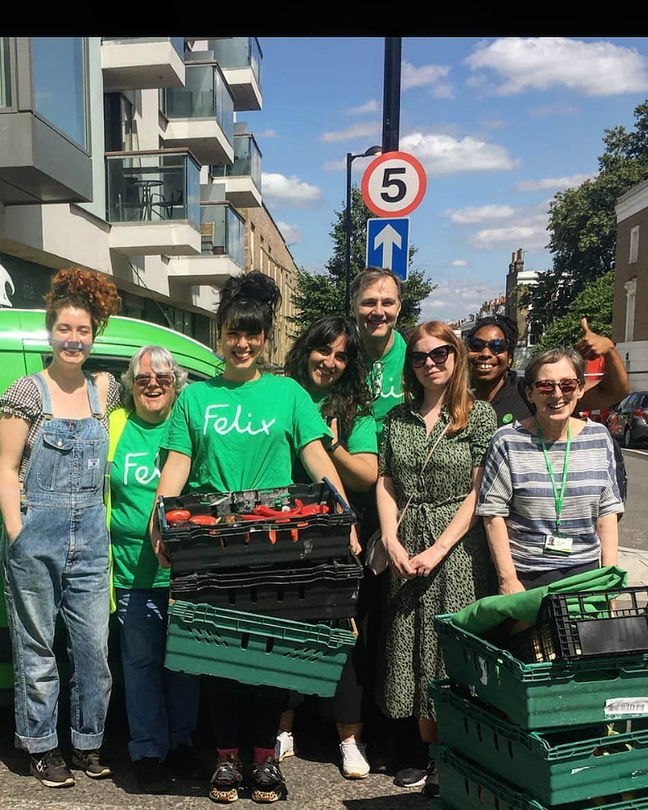 デビッド・モリシーさんのインスタグラム写真 - (デビッド・モリシーInstagram)「Great day with @thefelixproject @thefelixprojectuk and @melissa.hemsley . working with St Peters Summer Projects in Islington providing food for children during the summer holidays」7月29日 22時26分 - davidmorrissey