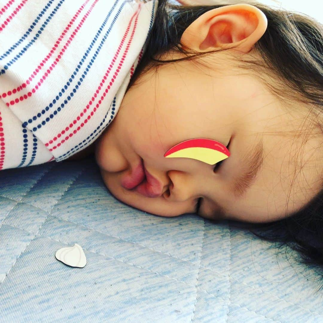 紀氏隆秀さんのインスタグラム写真 - (紀氏隆秀Instagram)「Today's nap‼️ #娘 #もうすぐ2歳 #今年中にはお姉ちゃんになるかな⁉️ #成長記録 #何しても可愛い #親バカ #親バカ部 #最高の癒し #これは⁉️ #涙⁉️ #いやマグネット #実はリンゴ #下にはニンニクが落ちてます #大きくなーれ #将来が楽しみ #自由に #気ままに #のびのびと #元気が一番」7月29日 22時27分 - hidegoli