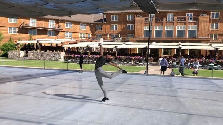 ジェイソン・ブラウンのインスタグラム：「‪The family that skates together...☀️⛸🎥‬ ‪•‬ ‪サンバレーからおはようございます！#SunValley ‬」