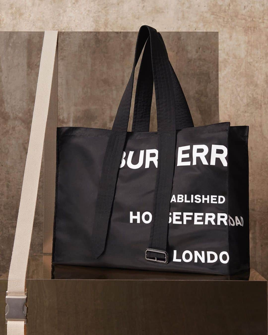 Burberryさんのインスタグラム写真 - (BurberryInstagram)「The trench inspired tote . Our new tote: inspired by the iconic trench, its handles reflect the coat's signature belt. Stamped with our graphic Horseferry print, celebrating the address of our London HQ . #BurberryGeneration」7月29日 22時32分 - burberry