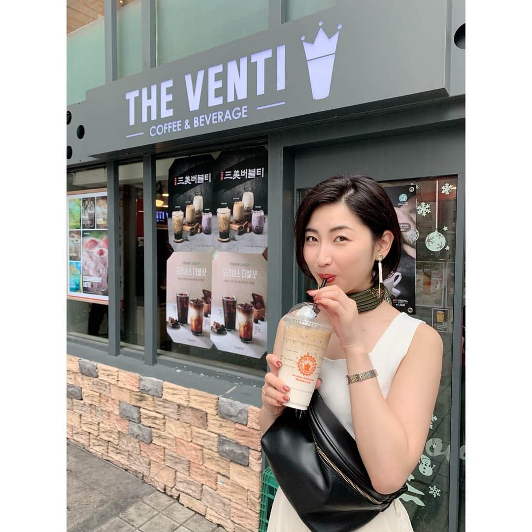 芦田美歩さんのインスタグラム写真 - (芦田美歩Instagram)「.﻿ .﻿ .﻿ 韓国のドリンクは普通サイズが﻿ ビッッッグサイズ！﻿ ﻿ THE VENTYのアイスカフェラテが激ウマ〜💓﻿ ﻿ キムチニンニクたっぷりなご飯の後の﻿ お口直しに丁度いい！﻿ .﻿ .﻿ .﻿ #韓国 #韓国🇰🇷 #韓国旅行 #韓国ひとり旅 #韓国情報 #Korea #ソウル #Seoul #韓国好きな人と繋がりたい #韓国好きな人と仲良くなりたい #韓国好き #韓国マニア #한국 #한국여행 #한국너무좋아해 #韓国大好き #韓国旅行記 #韓国女子 #韓国ショッピング #韓国購入品 #韓国料理 #韓国グルメ #韓国ごはん #韓国カフェ #韓国カフェ巡り #한국가패 #明洞カフェ ﻿#theventy」7月29日 22時35分 - a.mifu_cial