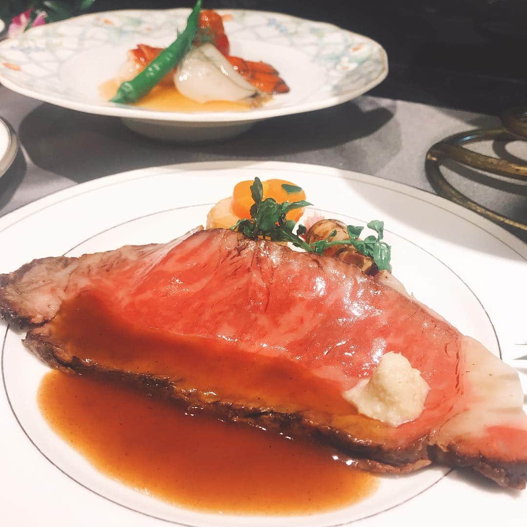 のインスタグラム：「♥ ￣￣￣￣￣￣￣￣￣￣ @hotelmontereyyokohama.bridal をフォローしてね＊*. . イチオシ！絶品✨ ローストビーフ ワゴンサービス . . ◆ホテルモントレ公式HPはこちら* ‪https://www.monterey-wedding.jp‬ . #モントレ #モントレ花婿 #dressy花嫁 #プレ花嫁 #marry花嫁 #卒花 #marryxoxo #wedding #weddingceremony #weddingreception #weddingparty #weddingdress #yokohama #日本中のプレ花嫁さんと繋がりたい #結婚式 #パーティー #披露宴 #ホテルウェディング #ウェディングドレス #横浜#モントレ横浜 #横浜花嫁 #みなとみらい#令和婚  #ブライダルフェア #にく#美味しい」