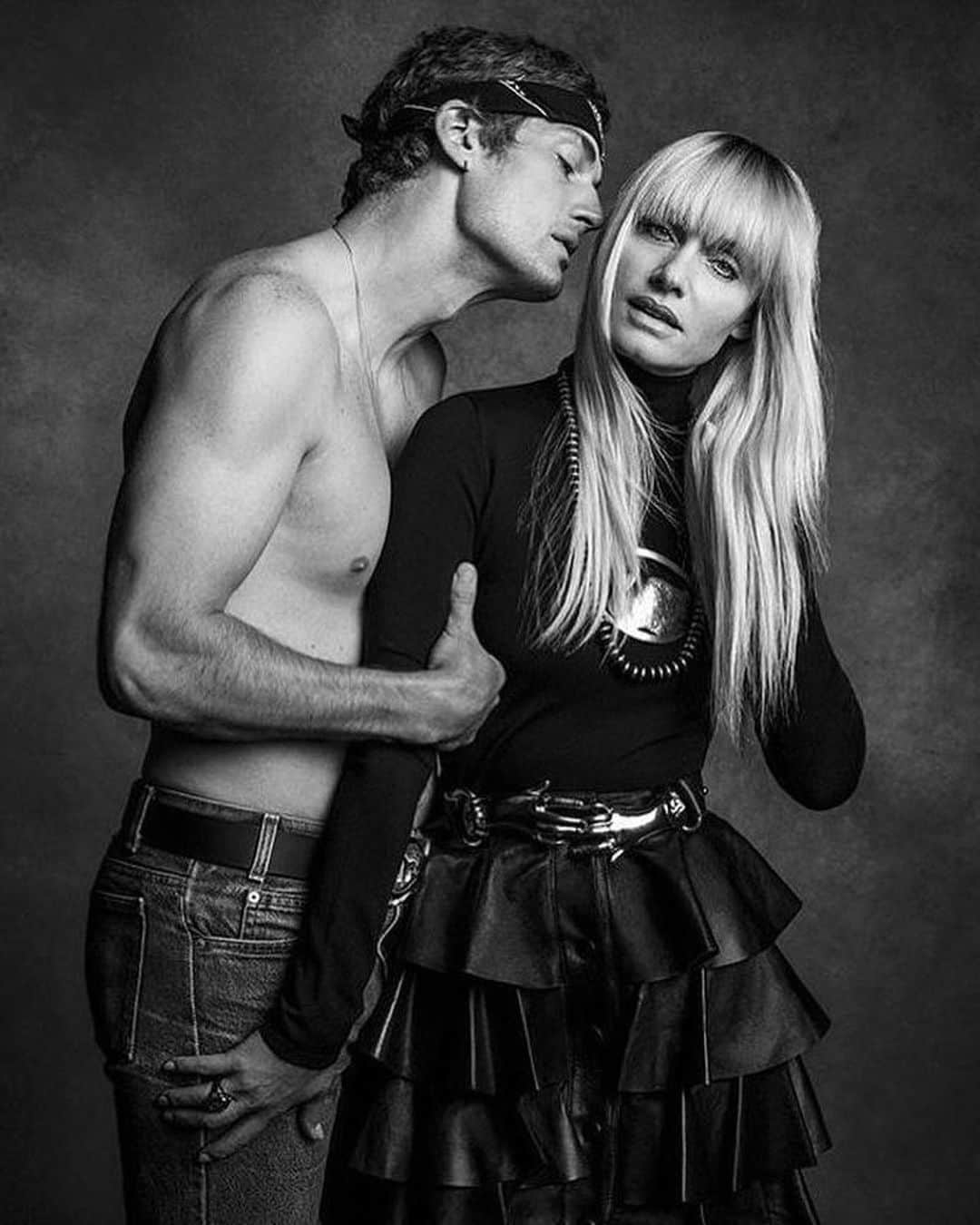 アンバー・ヴァレッタさんのインスタグラム写真 - (アンバー・ヴァレッタInstagram)「In love with my ❤️ @teddycharles35 in the new @vogueparis thank you so much for the sweet moment @inezandvinoodh @aleksworo ❤️ glams by @jamespecis & @aarondemey1」7月29日 22時36分 - ambervalletta