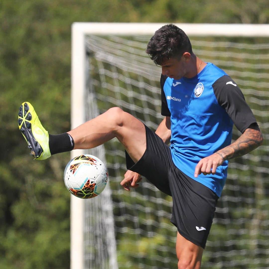 アタランタBCさんのインスタグラム写真 - (アタランタBCInstagram)「Joga bonito 🇧🇷⚽️ — #GoAtalantaGo ⚫️🔵 #preseasonUK 🇬🇧 #Atalanta #Bergamo #football #training #jogabonito」7月29日 22時37分 - atalantabc