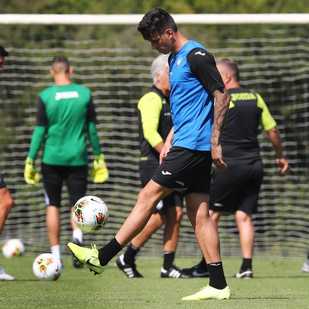 アタランタBCさんのインスタグラム写真 - (アタランタBCInstagram)「Joga bonito 🇧🇷⚽️ — #GoAtalantaGo ⚫️🔵 #preseasonUK 🇬🇧 #Atalanta #Bergamo #football #training #jogabonito」7月29日 22時37分 - atalantabc